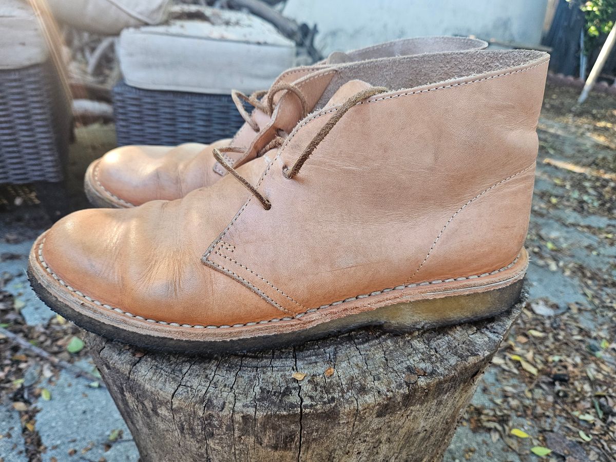 Photo by jackboot_jamstring on December 4, 2025 of the Clarks Desert Boot in Unknown Natural Veg Tan.