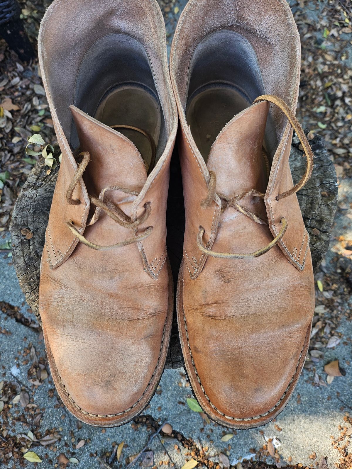 Photo by jackboot_jamstring on December 4, 2025 of the Clarks Desert Boot in Unknown Natural Veg Tan.
