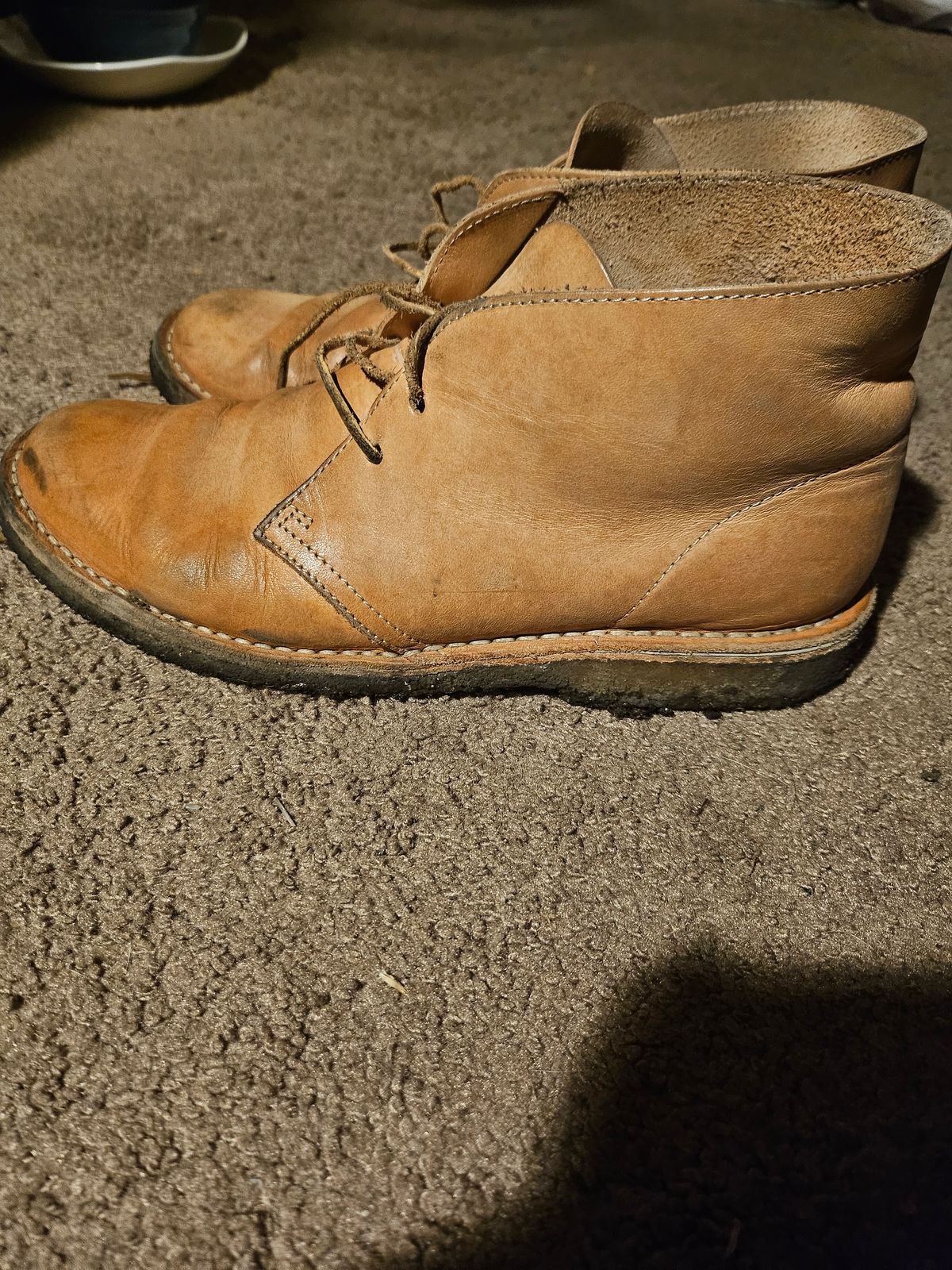 Photo by jackboot_jamstring on January 6, 2026 of the Clarks Desert Boot in Unknown Natural Veg Tan.