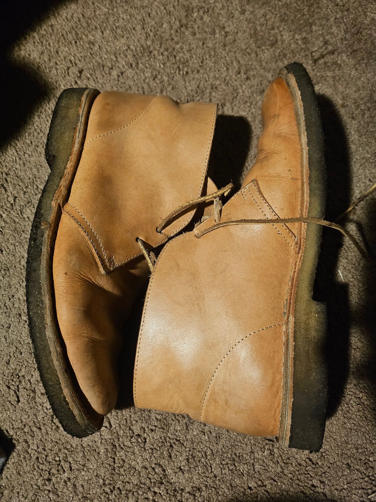 Photo by jackboot_jamstring on January 6, 2026 of the Clarks Desert Boot in Unknown Natural Veg Tan.