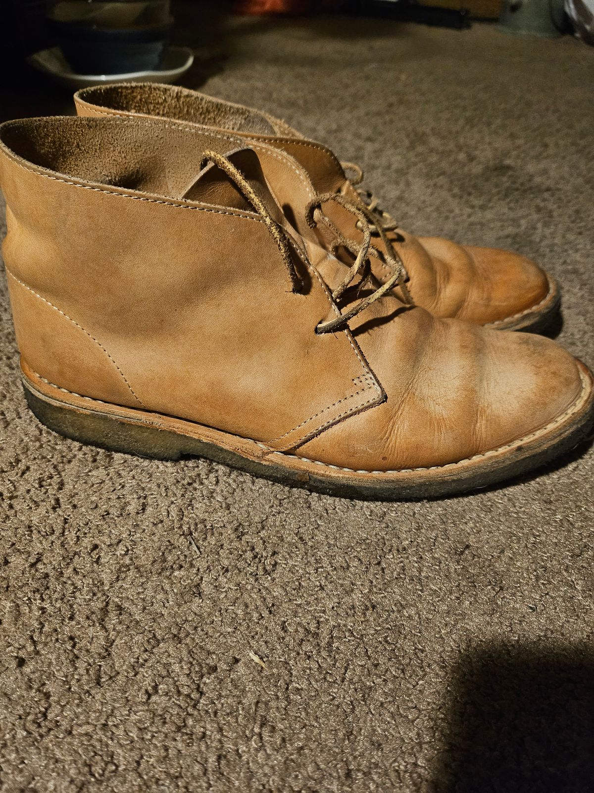 Photo by jackboot_jamstring on January 6, 2026 of the Clarks Desert Boot in Unknown Natural Veg Tan.