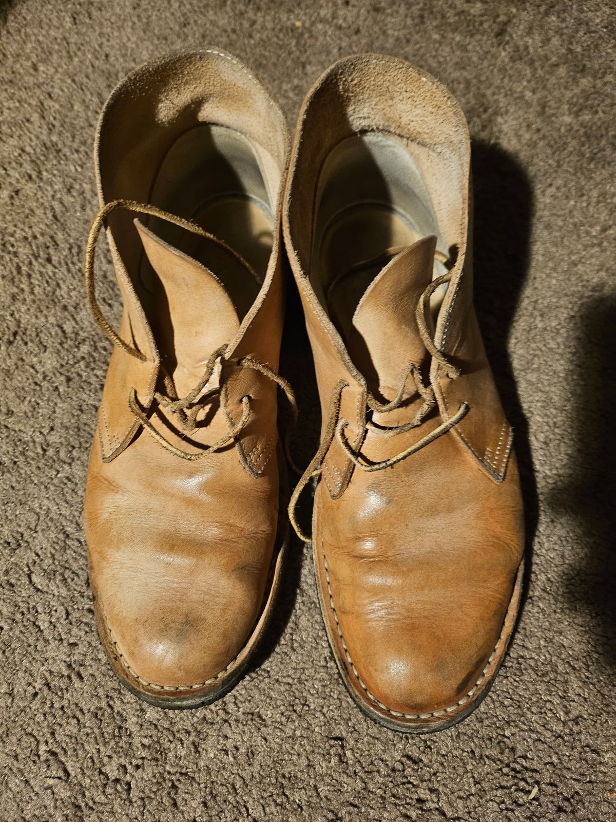 Photo by jackboot_jamstring on January 6, 2026 of the Clarks Desert Boot in Unknown Natural Veg Tan.