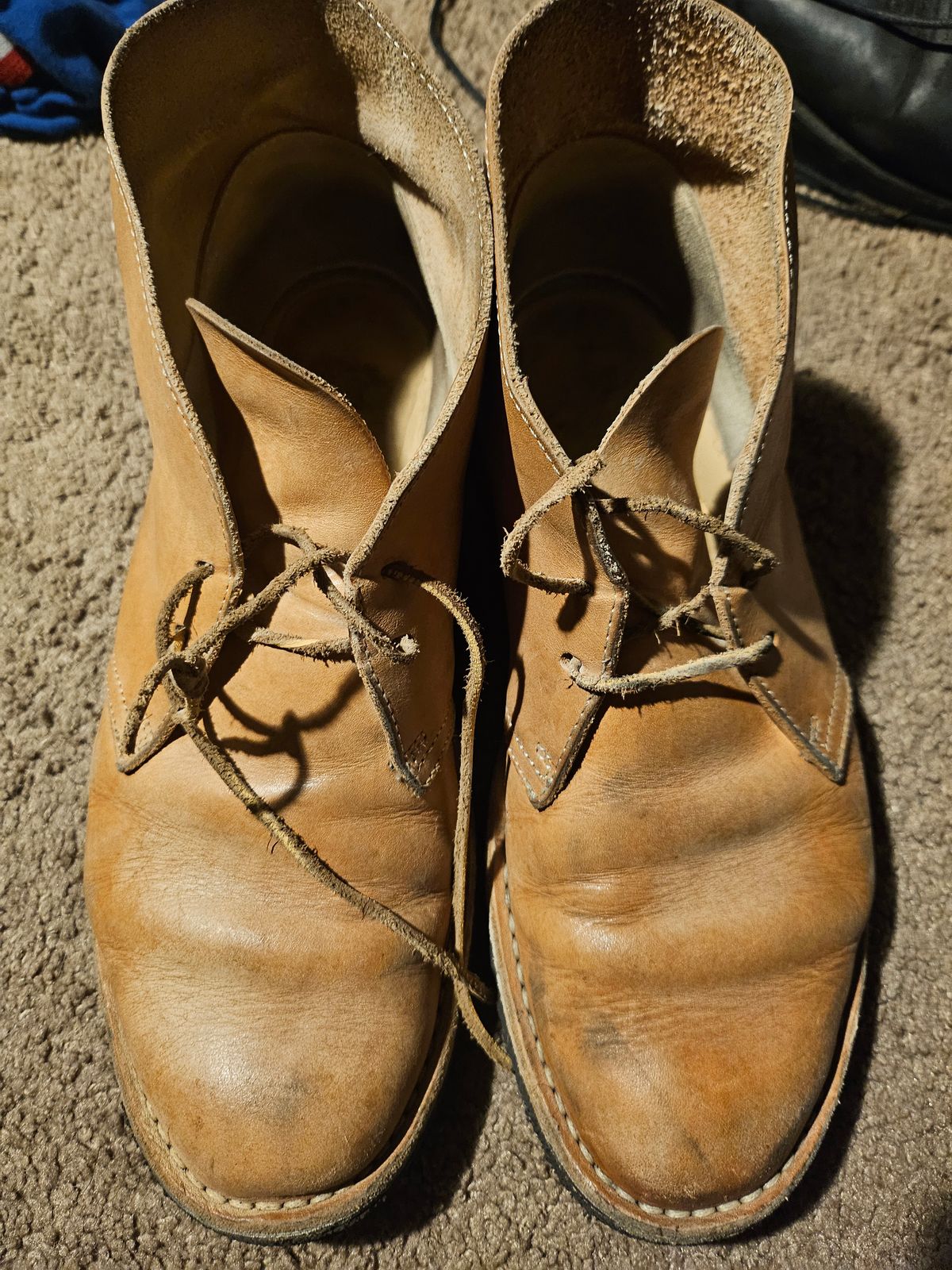 Photo by jackboot_jamstring on February 5, 2026 of the Clarks Desert Boot in Unknown Natural Veg Tan.