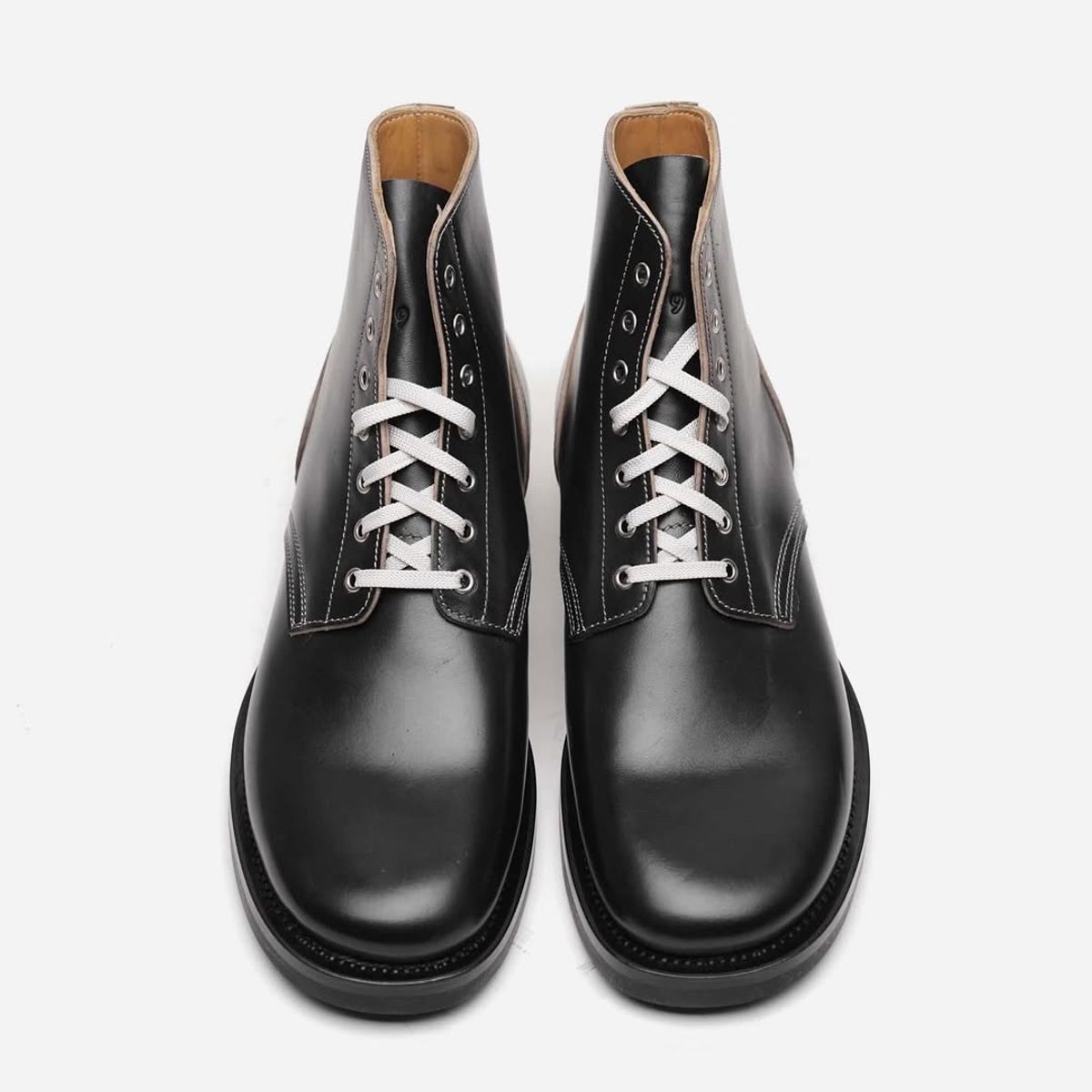 Photo by LicentiusS04 on January 29, 2026 of the Johnnyworks M43 in Maryam Black Teacore Horsebutt.