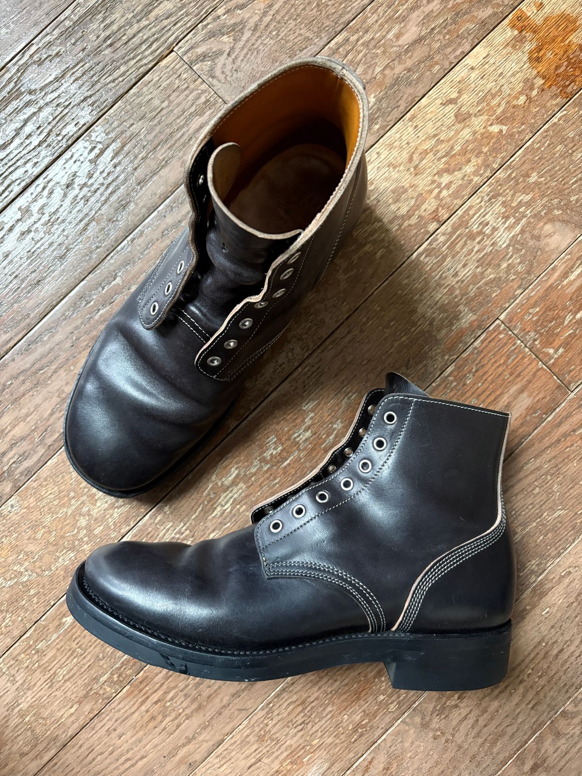 Photo by LicentiusS04 on March 18, 2026 of the Johnnyworks M43 in Maryam Black Teacore Horsebutt.