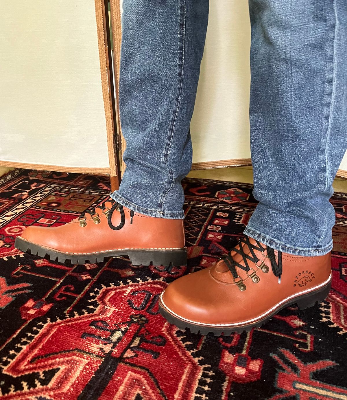 Photo by cricket on April 25, 2025 of the Jim Green Razorback in Tan Full Grain.
