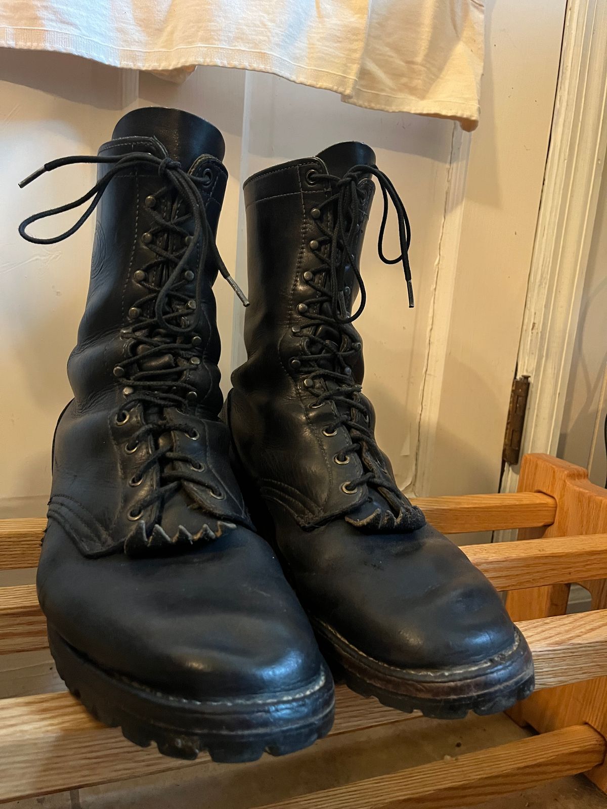 Photo by cricket on September 27, 2025 of the White's Hathorn Explorer in Seidel Black Oil Tan.