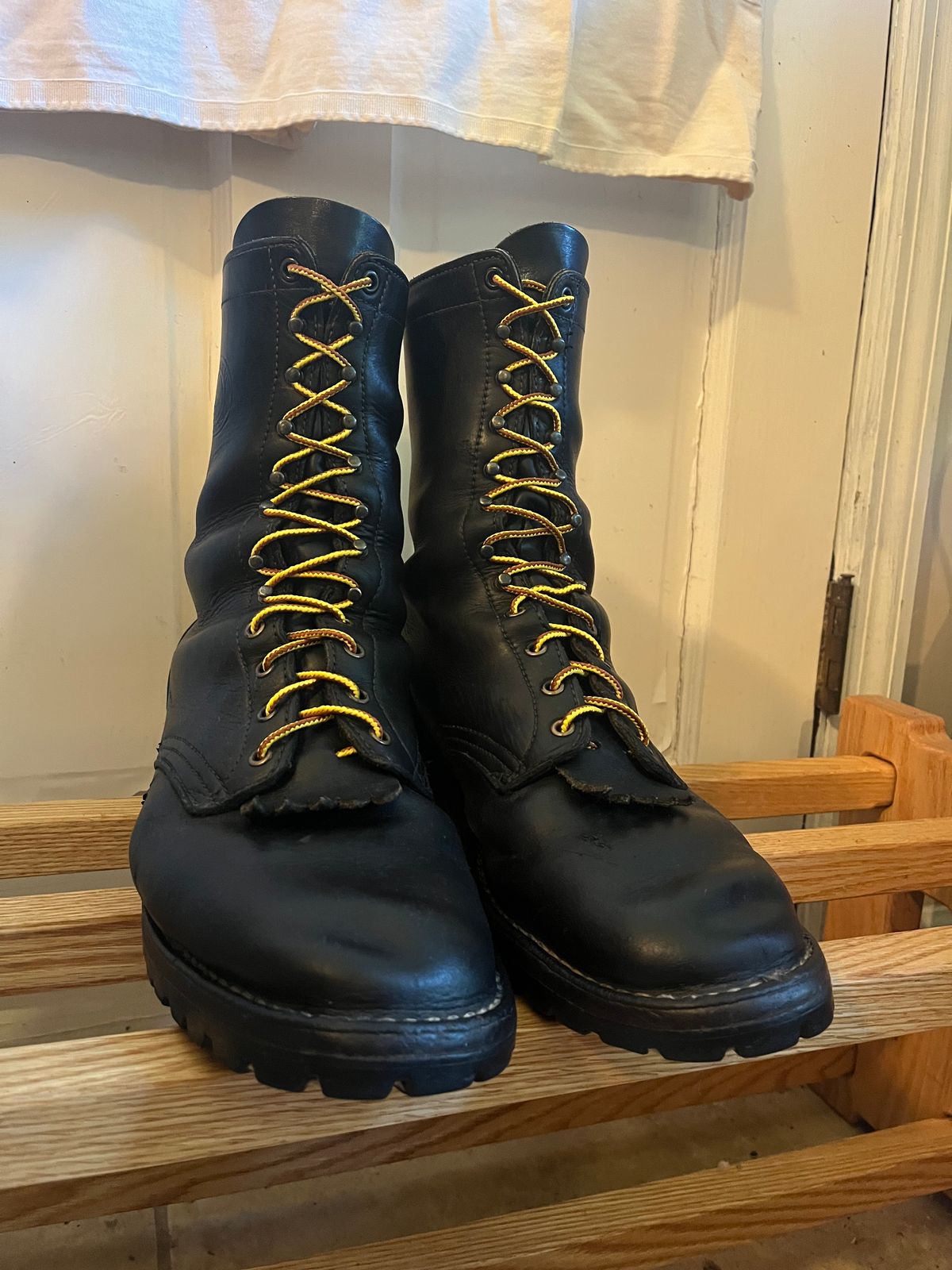 Photo by cricket on September 27, 2025 of the White's Hathorn Explorer in Seidel Black Oil Tan.