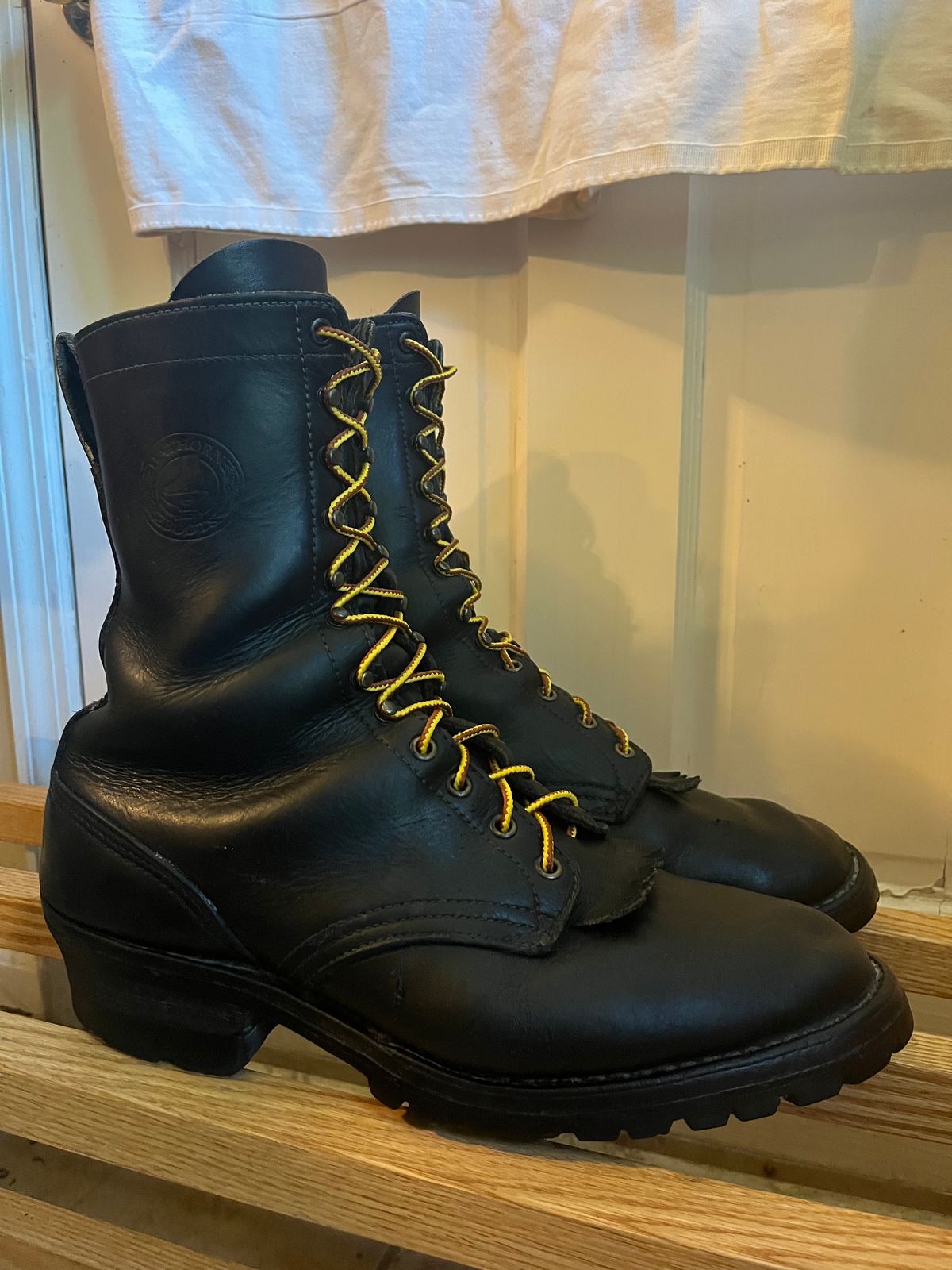 Photo by cricket on September 27, 2025 of the White's Hathorn Explorer in Seidel Black Oil Tan.
