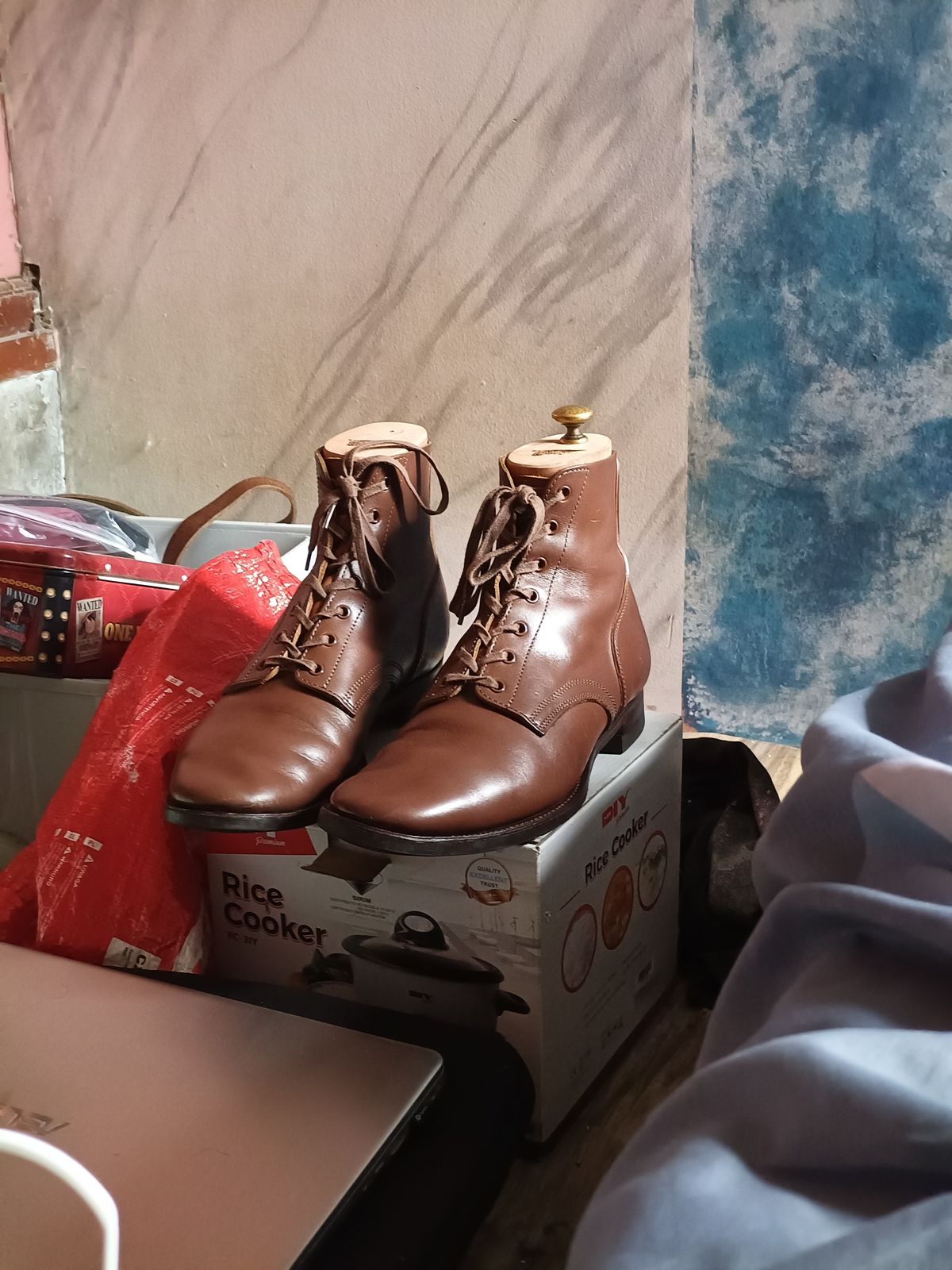 Photo by radzi1111 on June 1, 2024 of the Clinch Yeager Boots in Brown-Overdyed Horsebutt.