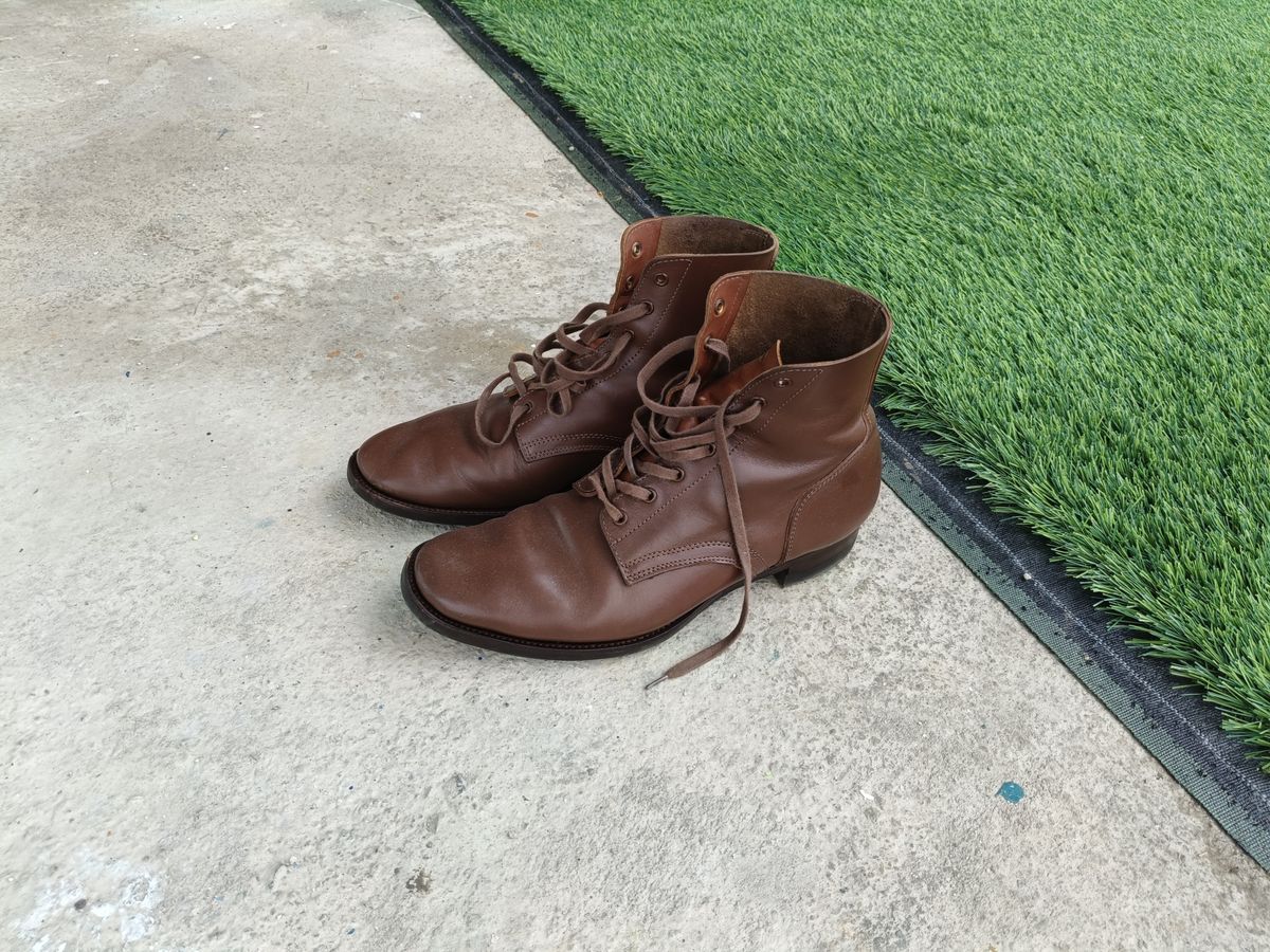 Photo by radzi111 on July 6, 2024 of the Clinch Yeager Boots in Brown-Overdyed Horsebutt.