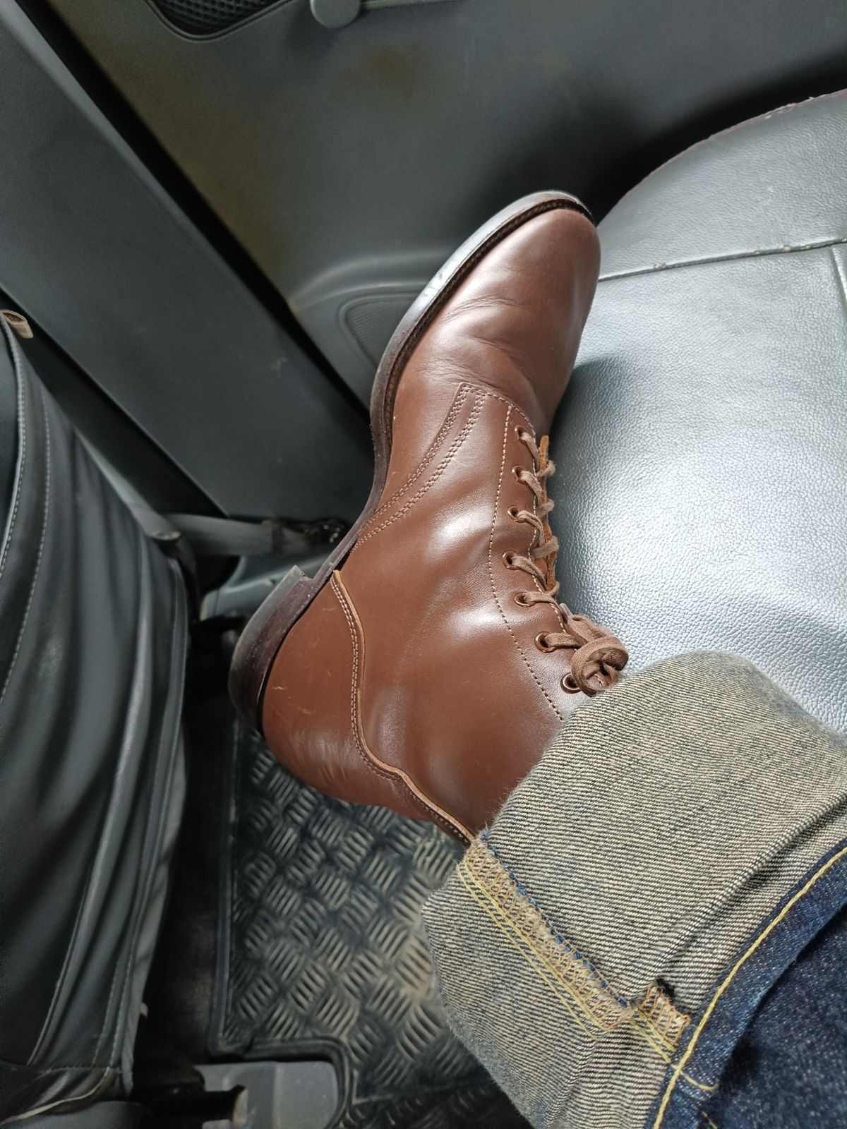 Photo by radzi111 on November 28, 2024 of the Clinch Yeager Boots in Brown-Overdyed Horsebutt.