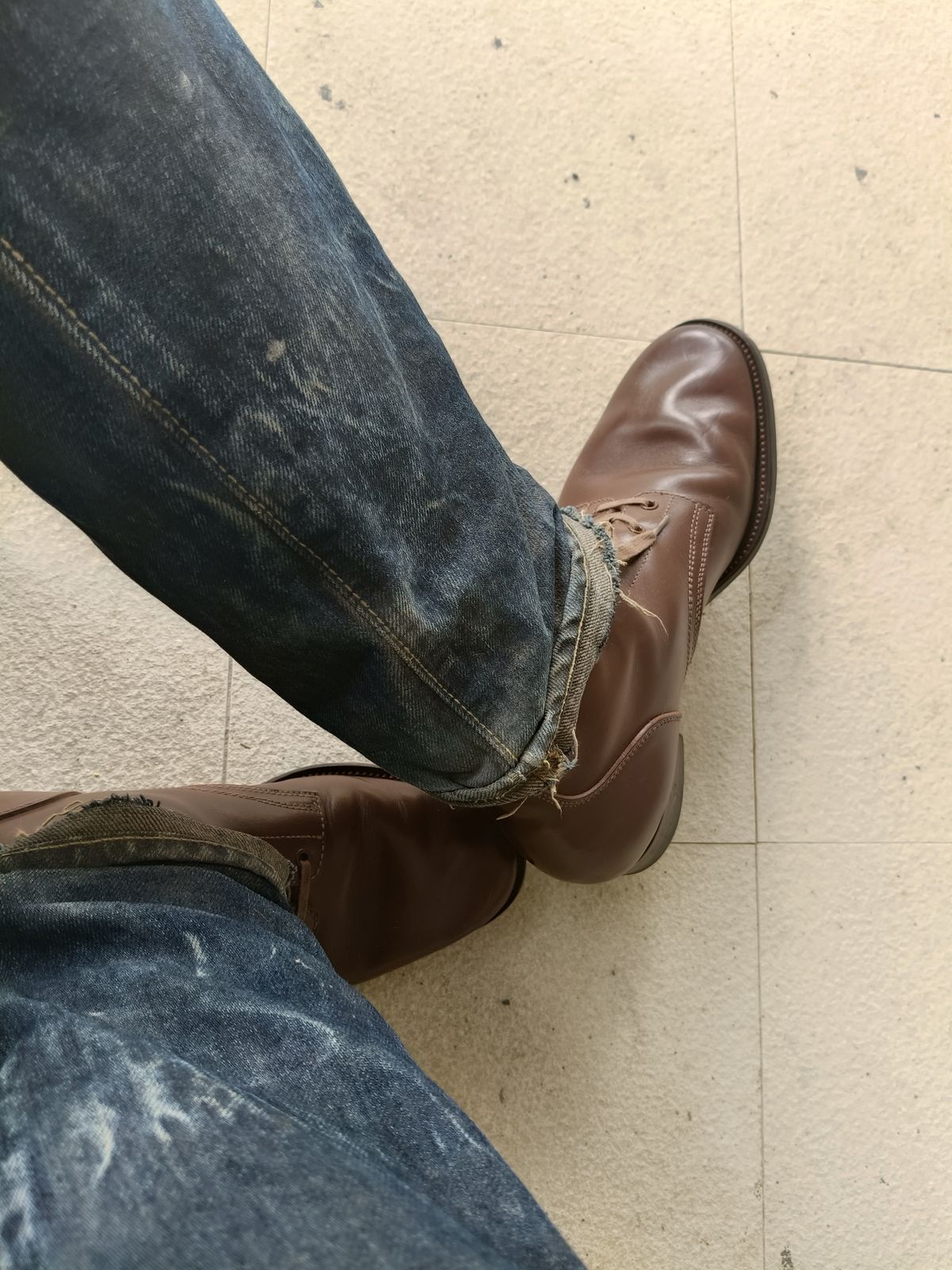 Photo by radzi1111 on November 25, 2025 of the Clinch Yeager Boots in Brown-Overdyed Horsebutt.