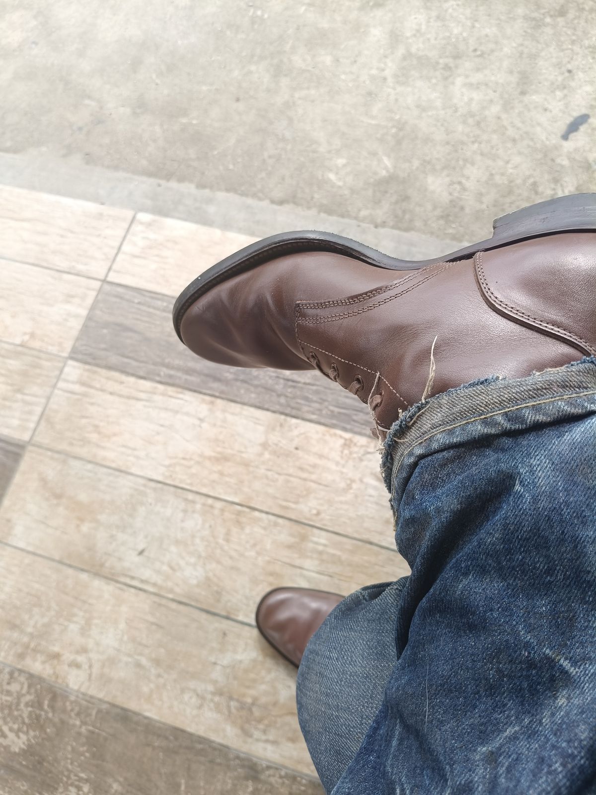 Photo by radzi1111 on November 25, 2025 of the Clinch Yeager Boots in Brown-Overdyed Horsebutt.