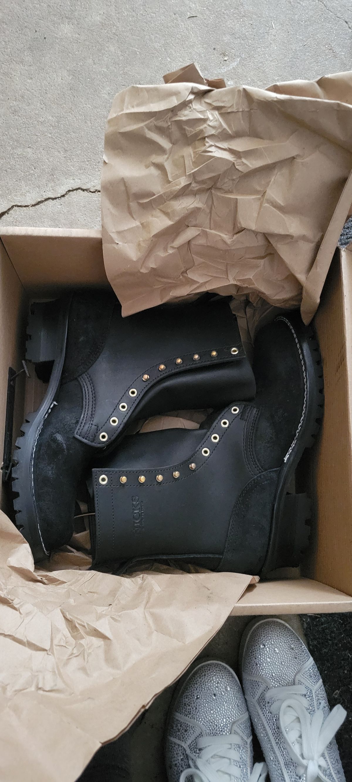 Photo by chrispbacon on June 6, 2025 of the Nicks BuilderPro in Seidel MaxSupport Black Roughout & Seidel MaxSupport Black.
