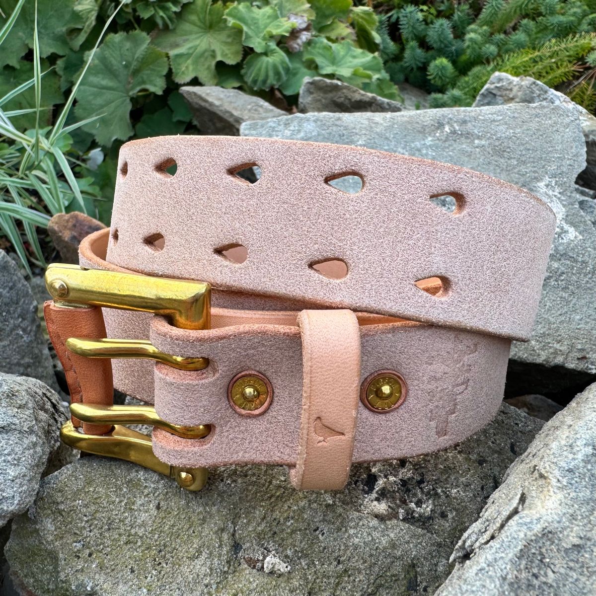 Photo by Mister_Brue on October 5, 2025 of the Pigeon Tree Double Prong Quick Release Belt in Hermann Oak Natural Roughout.