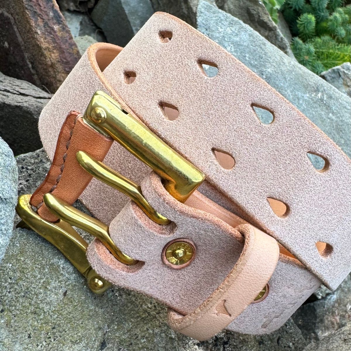 Photo by Mister_Brue on October 5, 2025 of the Pigeon Tree Double Prong Quick Release Belt in Hermann Oak Natural Roughout.