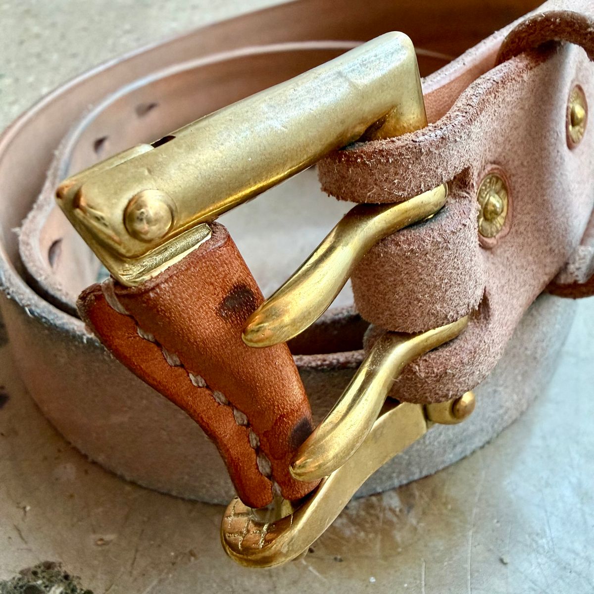 Photo by Mister_Brue on November 5, 2025 of the Pigeon Tree Double Prong Quick Release Belt in Hermann Oak Natural Roughout.