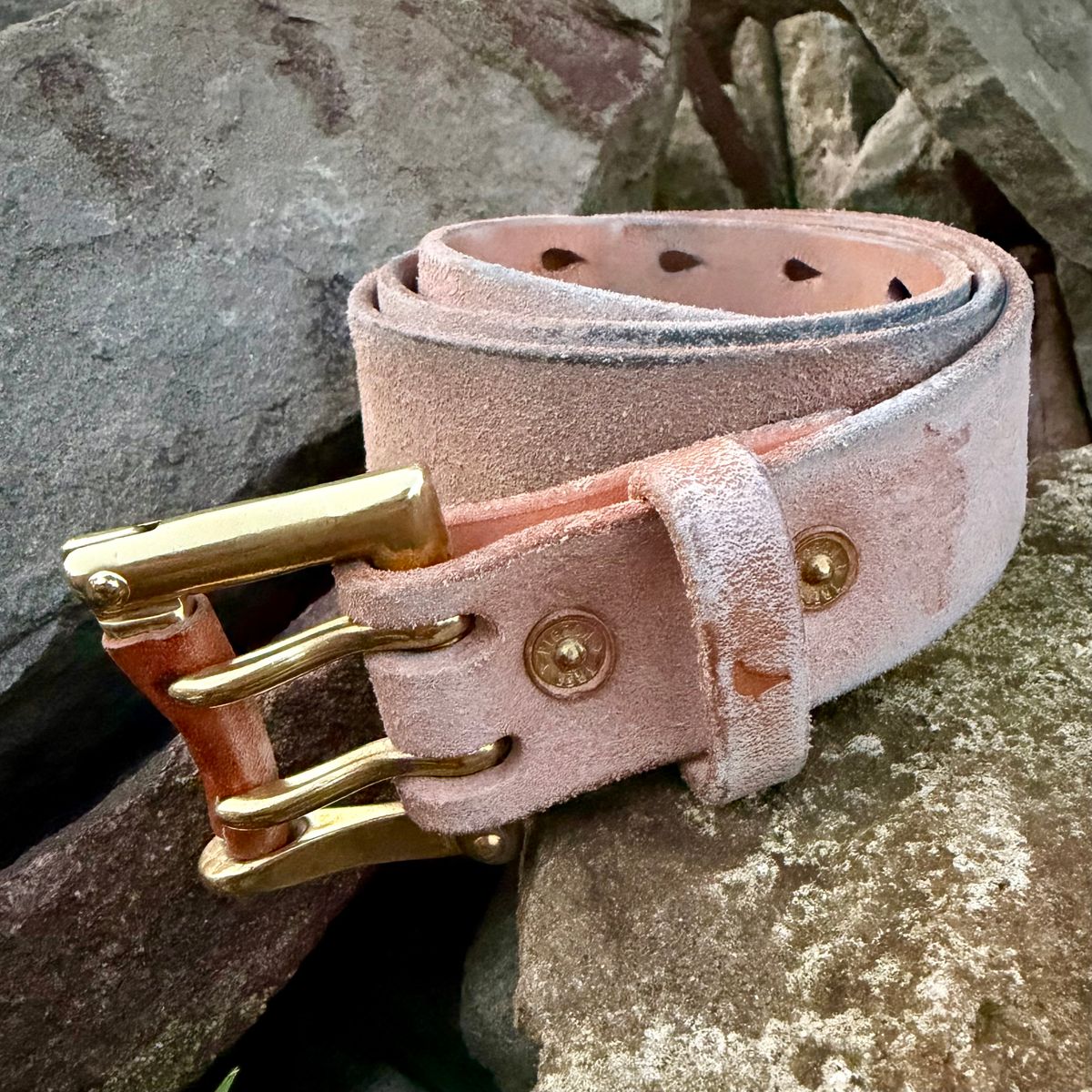 Photo by Mister_Brue on January 2, 2026 of the Pigeon Tree Double Prong Quick Release Belt in Hermann Oak Natural Roughout.