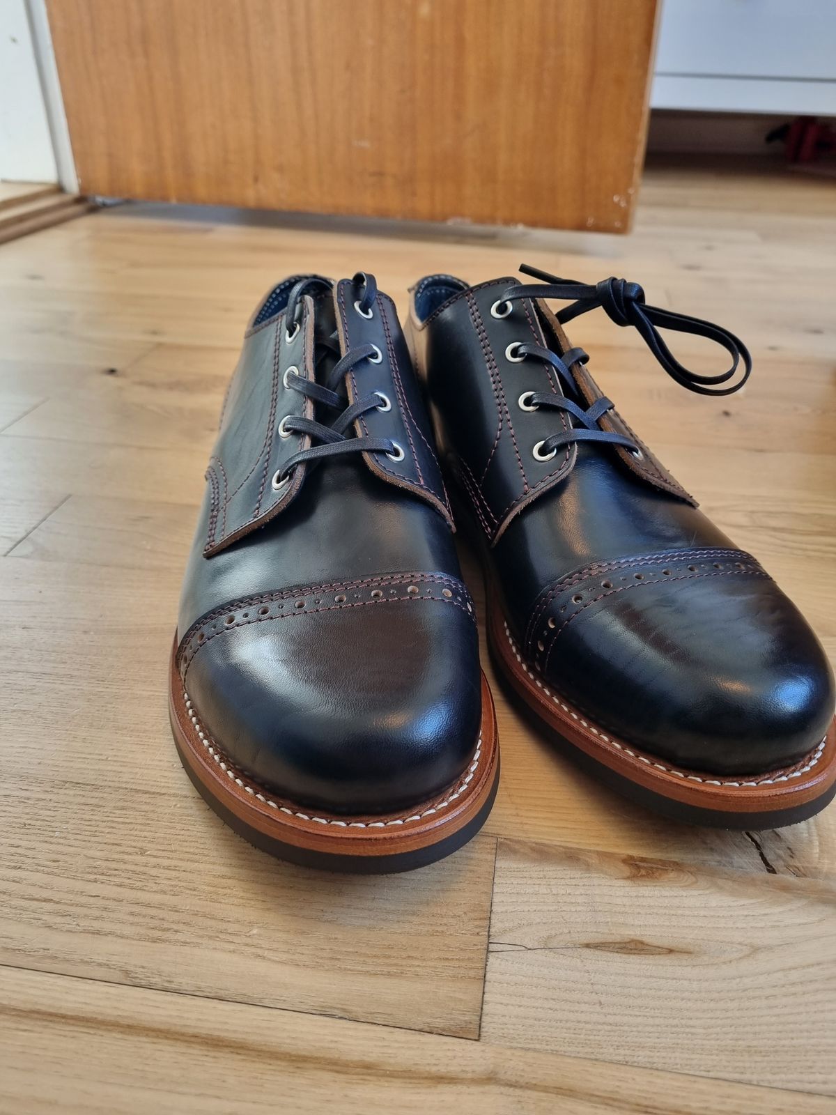 Photo by JSD on April 8, 2025 of the Argo Oxford Shoes Winch in Maryam Black Horsebutt.