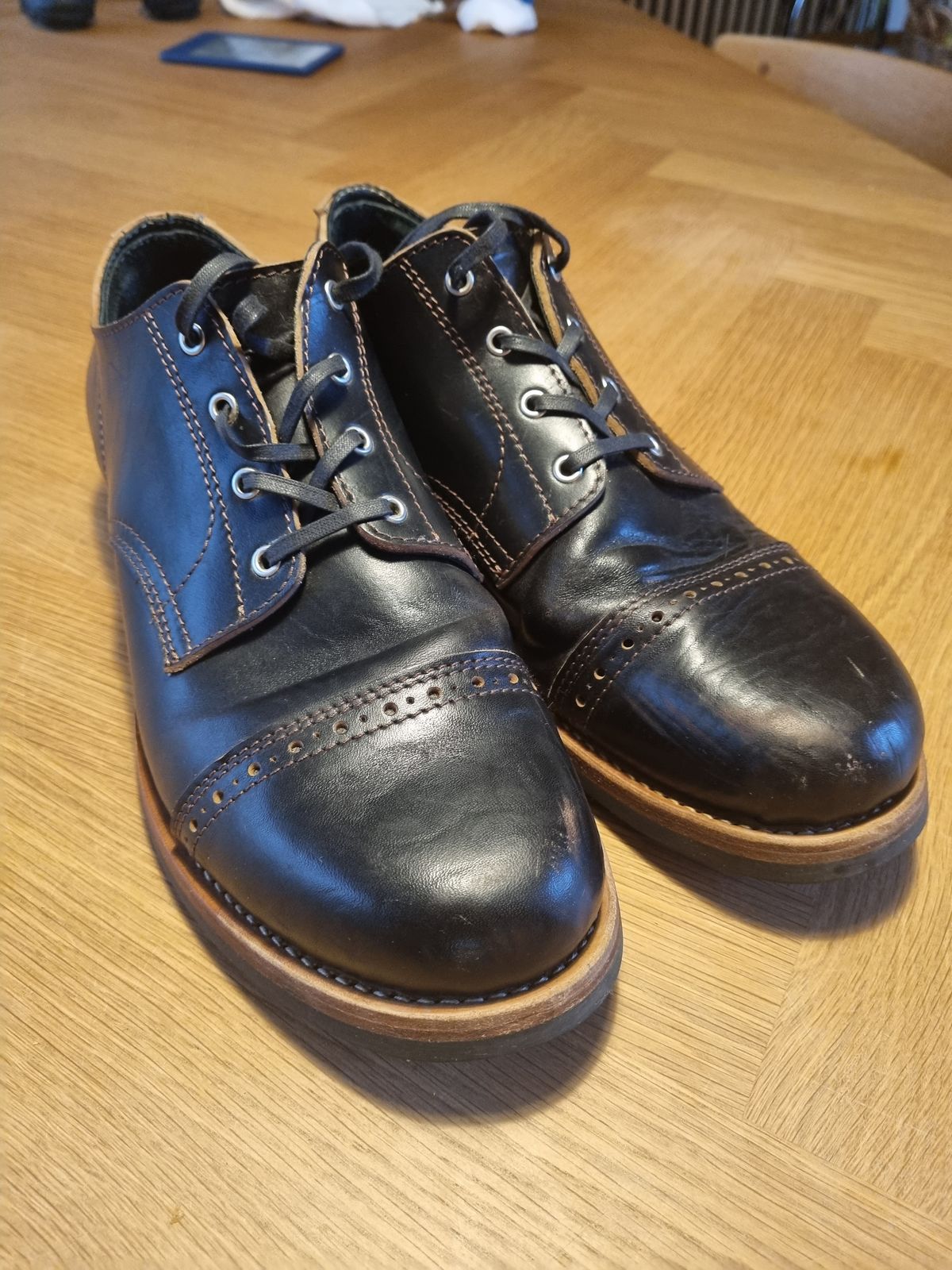 Photo by JSD on April 20, 2025 of the Argo Oxford Shoes Winch in Maryam Black Horsebutt.