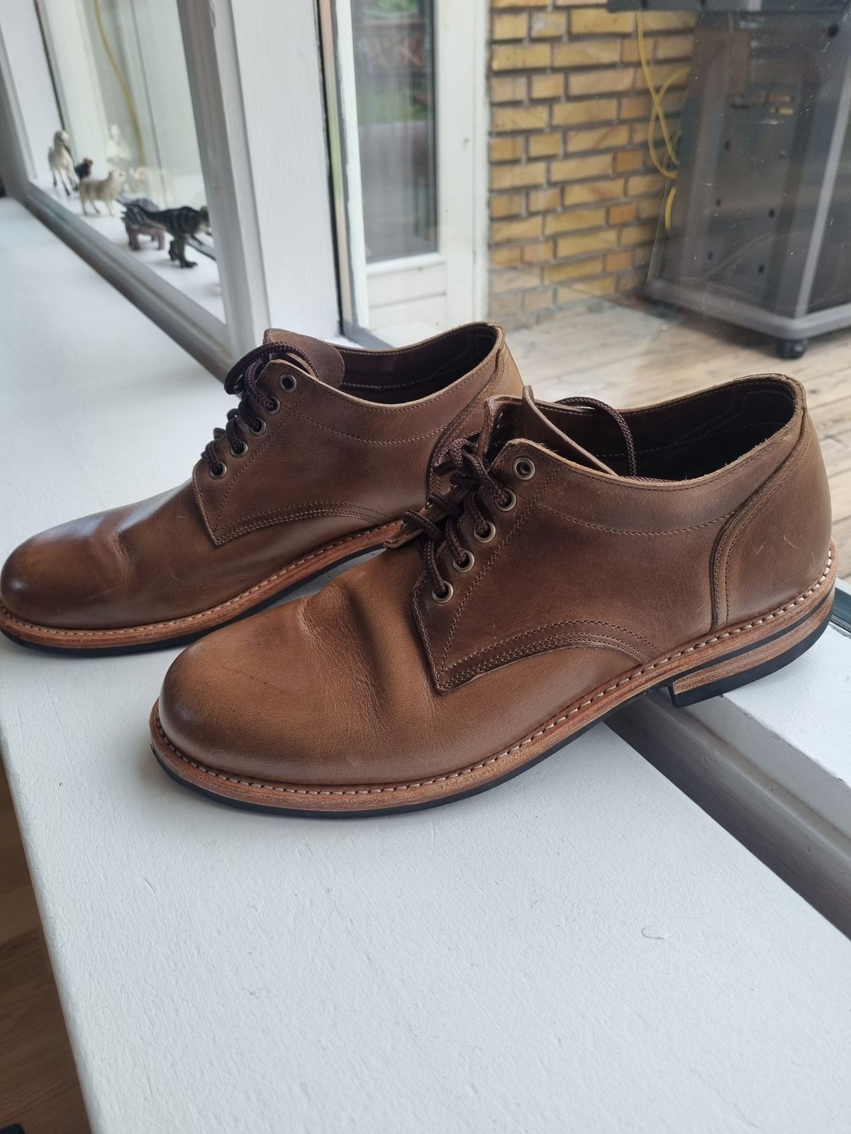 Photo by JSD on May 30, 2025 of the Oak Street Bootmakers Trench Oxford in Horween Natural Chromexcel.