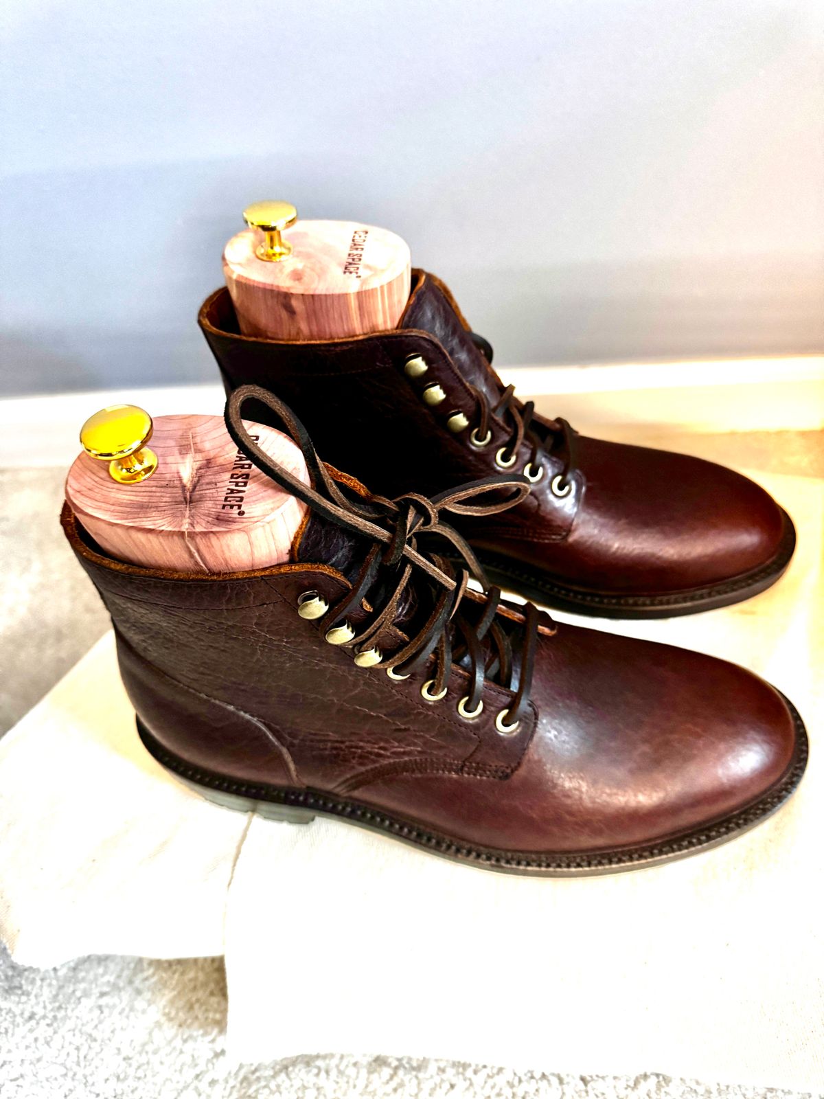 Photo by bigbootyboots on November 1, 2024 of the Grant Stone Brass Boot in Diesel Walnut Bison.