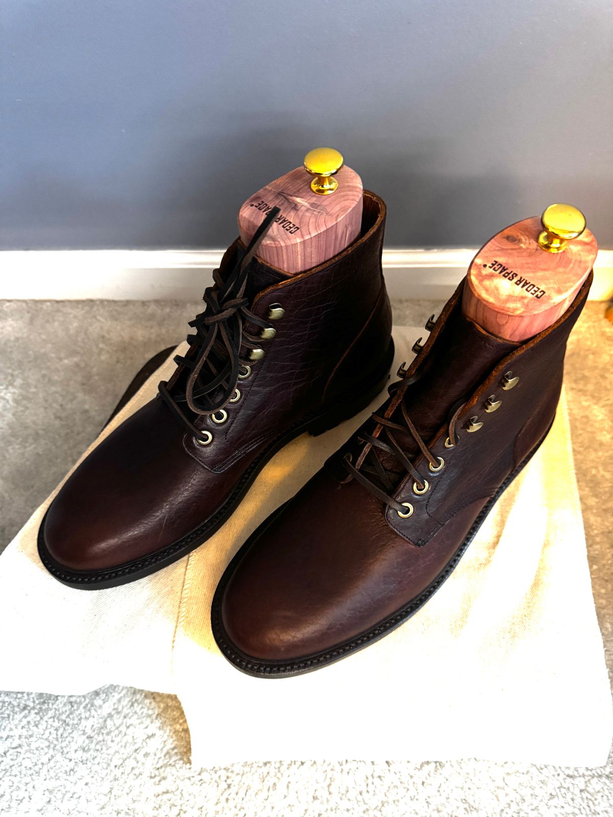 Photo by bigbootyboots on November 1, 2024 of the Grant Stone Brass Boot in Diesel Walnut Bison.