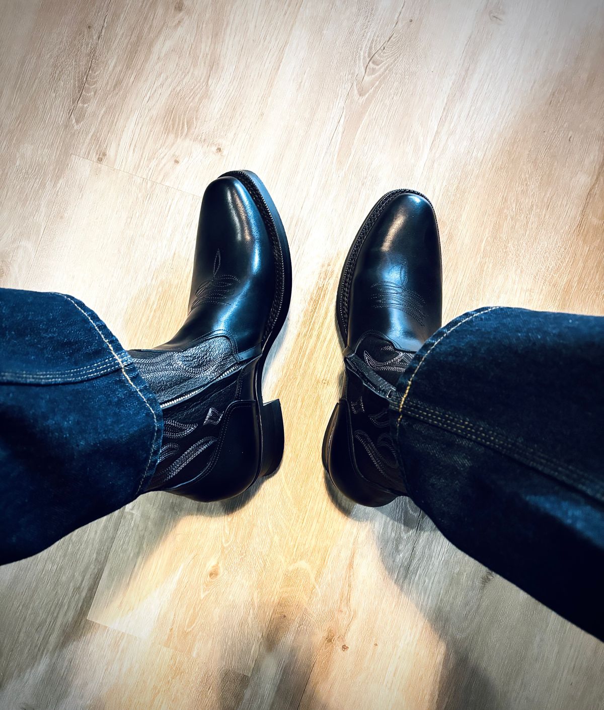 Photo by Skinnylegend on January 4, 2026 of the Rolling Dub Trio Loro Zip in Black Horse Front #1020 & Goat Skin.