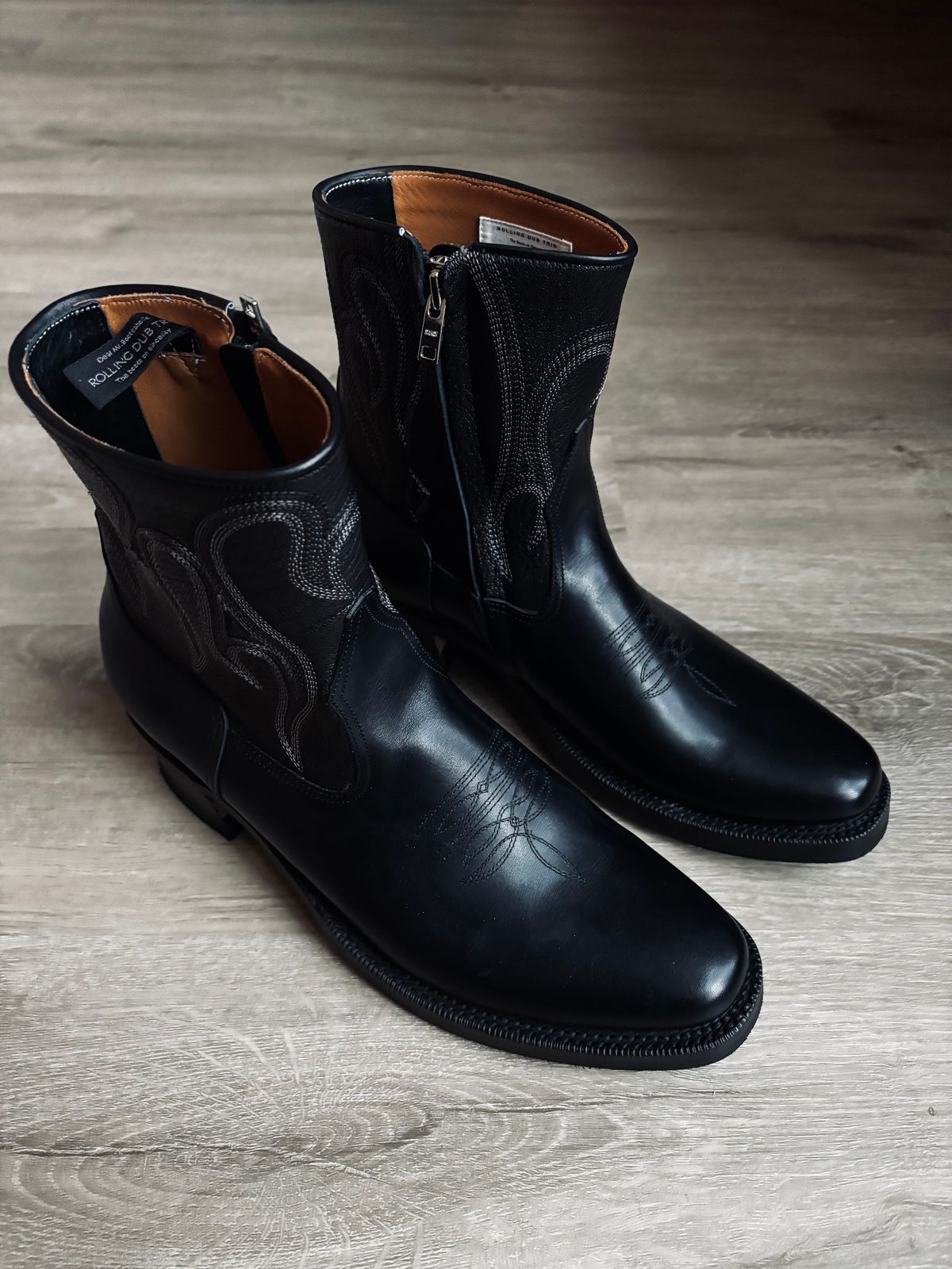 Photo by Skinnylegend on January 5, 2026 of the Rolling Dub Trio Loro Zip in Black Horse Front #1020 & Goat Skin.