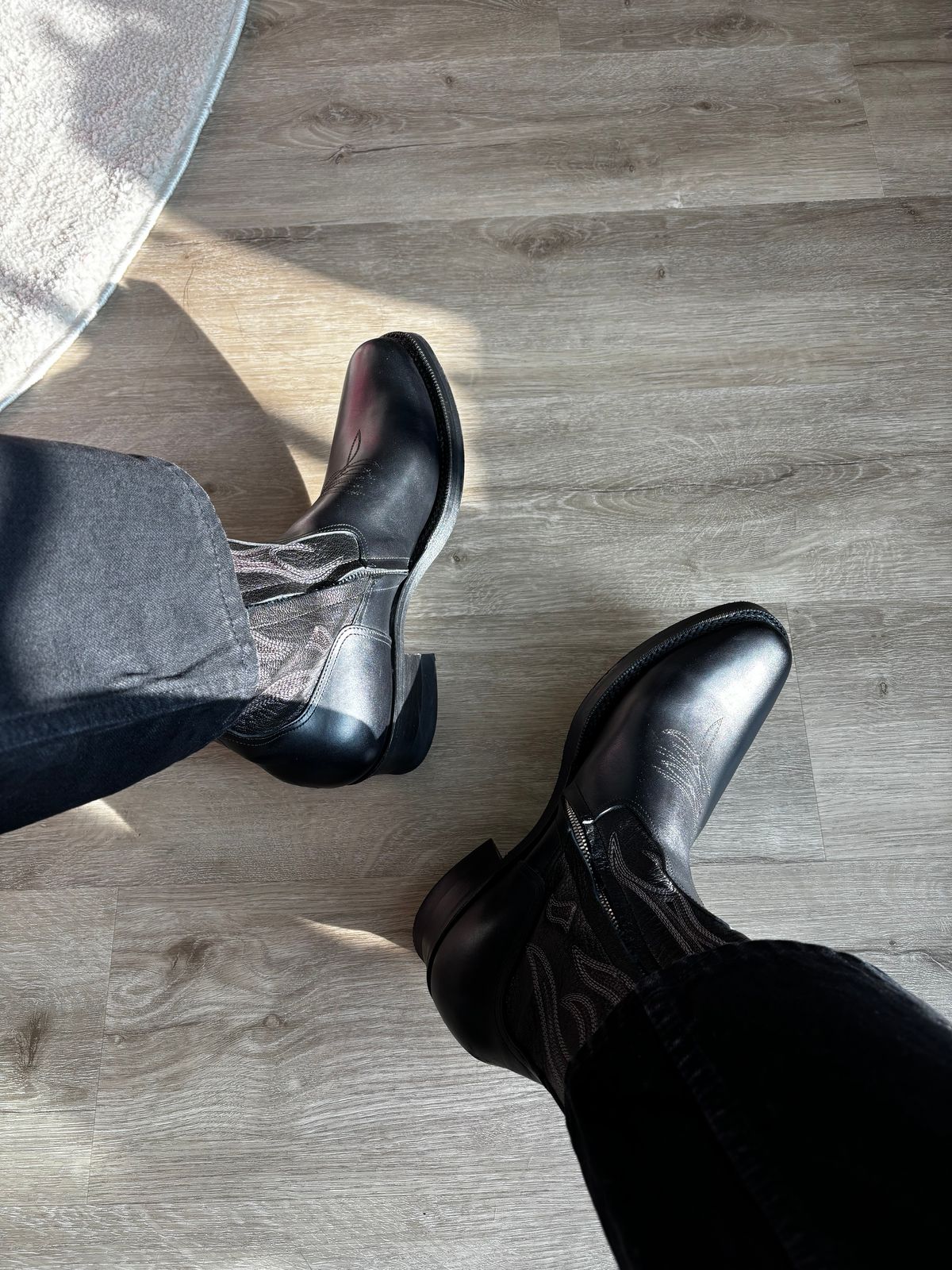 Photo by Skinnylegend on January 16, 2026 of the Rolling Dub Trio Loro Zip in Black Horse Front #1020 & Goat Skin.