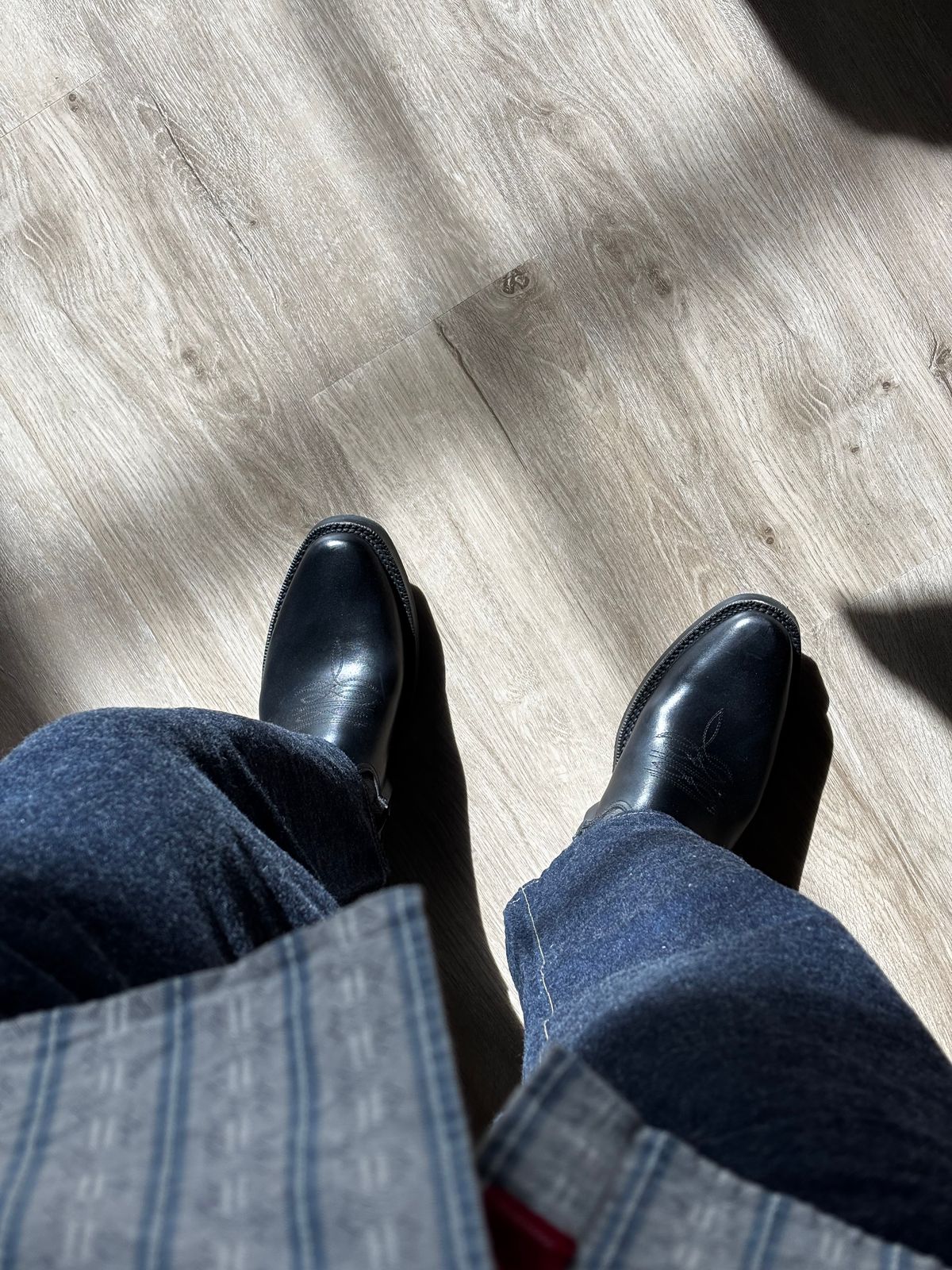 Photo by Skinnylegend on March 27, 2026 of the Rolling Dub Trio Loro Zip in Black Horse Front #1020 & Goat Skin.