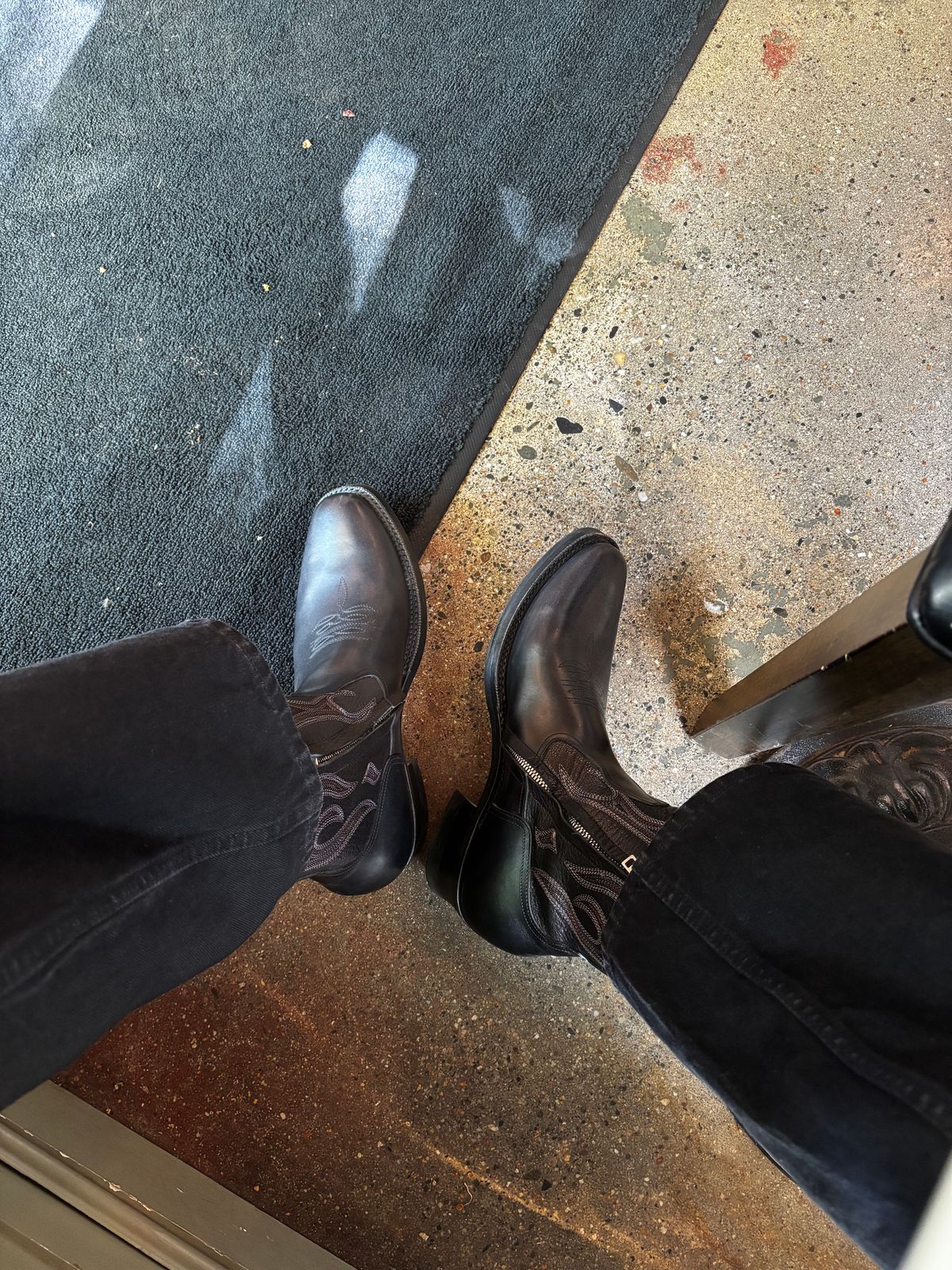 Photo by Skinnylegend on April 3, 2026 of the Rolling Dub Trio Loro Zip in Black Horse Front #1020 & Goat Skin.