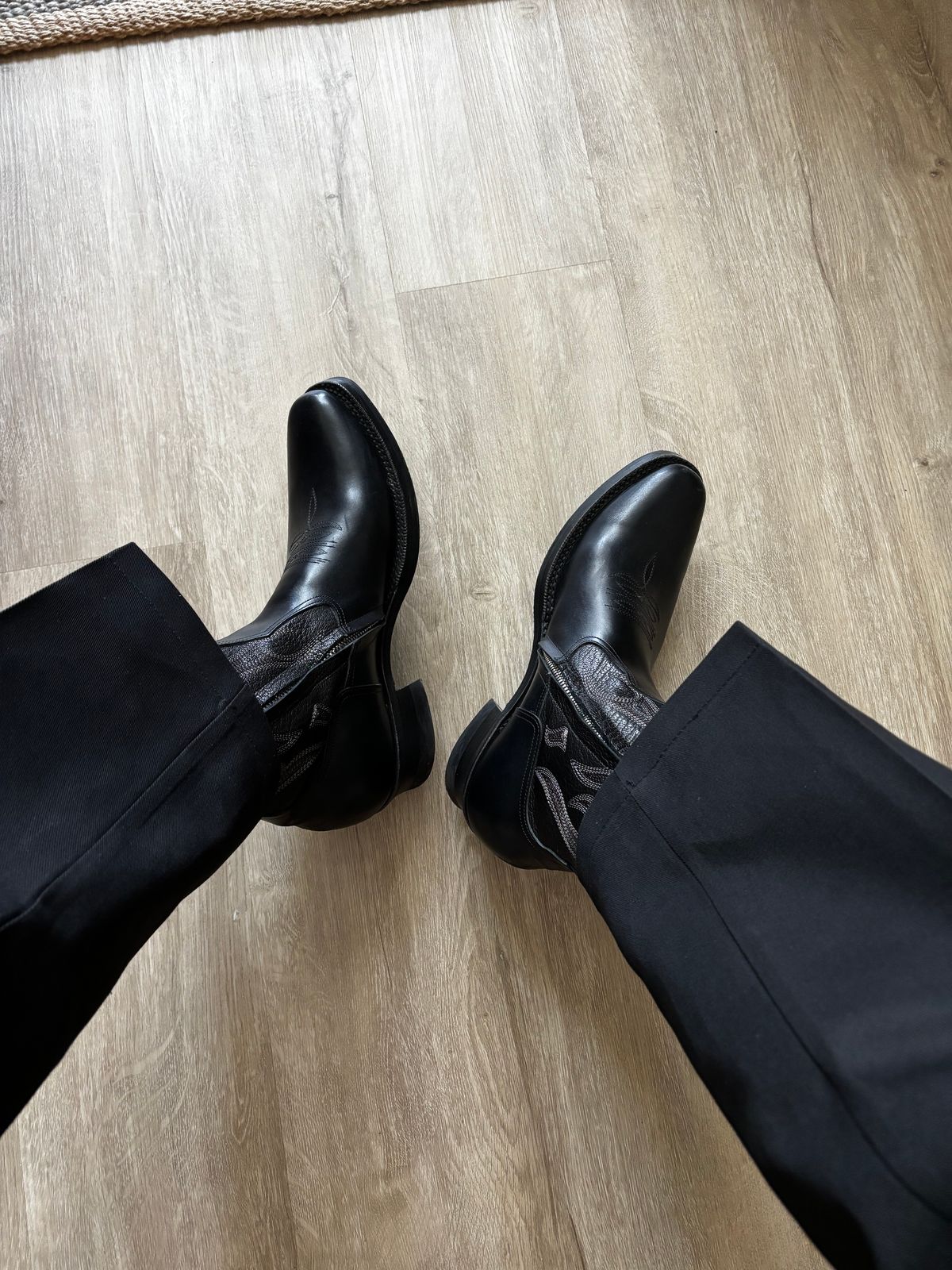 Photo by Skinnylegend on April 17, 2026 of the Rolling Dub Trio Loro Zip in Black Horse Front #1020 & Goat Skin.