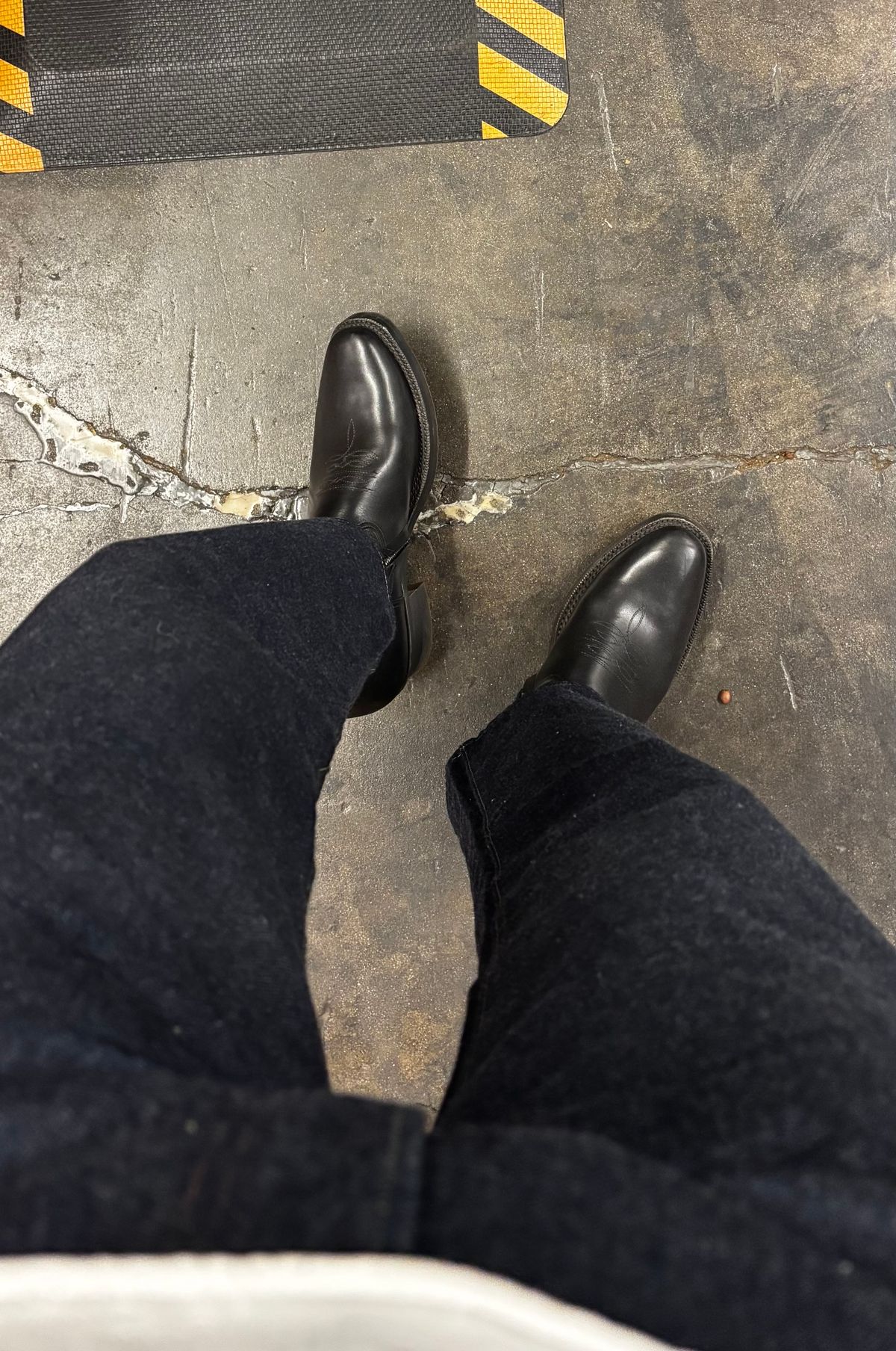 Photo by Skinnylegend on May 4, 2026 of the Rolling Dub Trio Loro Zip in Black Horse Front #1020 & Goat Skin.