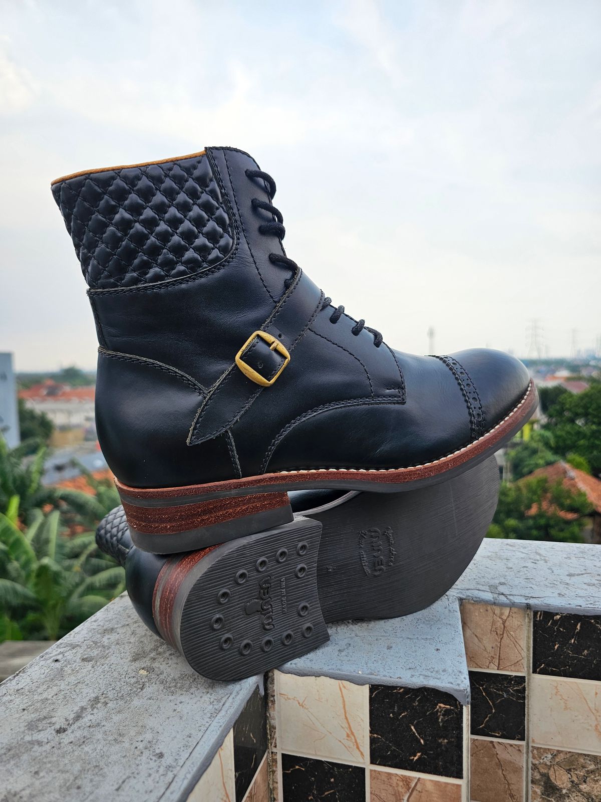 Photo by ramadhan on September 30, 2025 of the Minen Leather Custom Model in Indonesian Black Pull Up.