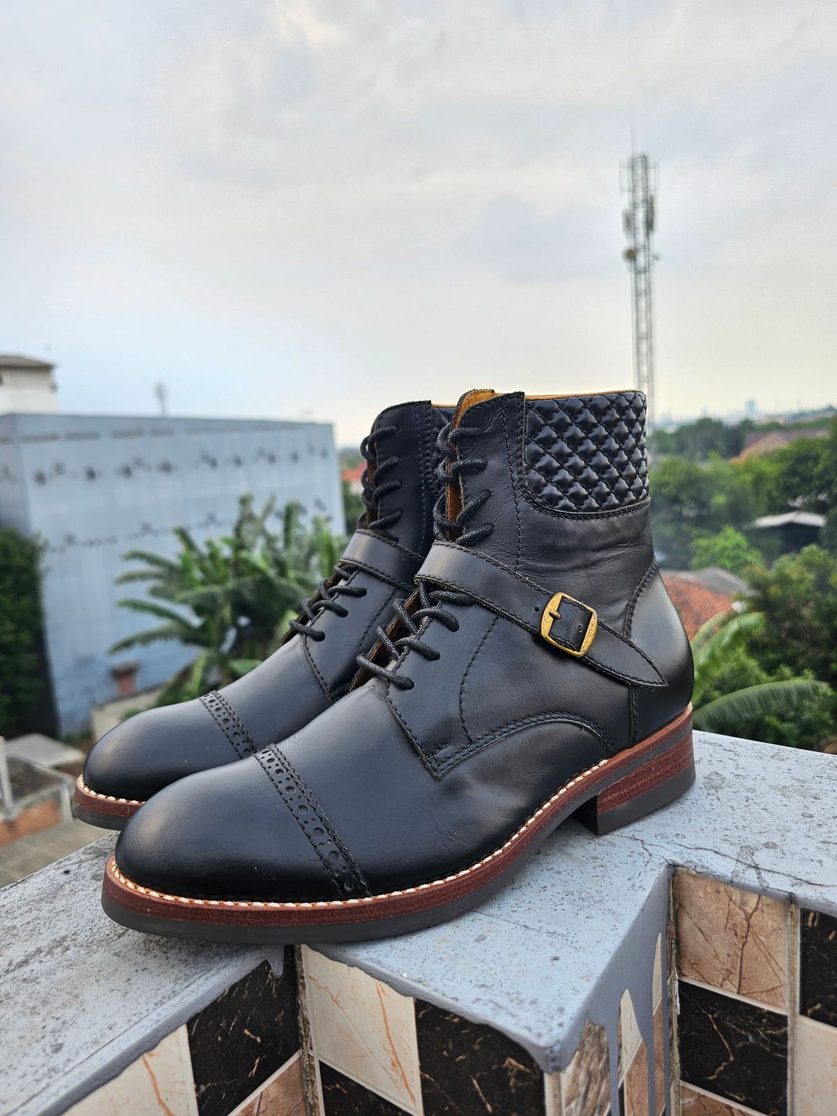 Photo by ramadhan on September 30, 2025 of the Minen Leather Custom Model in Indonesian Black Pull Up.