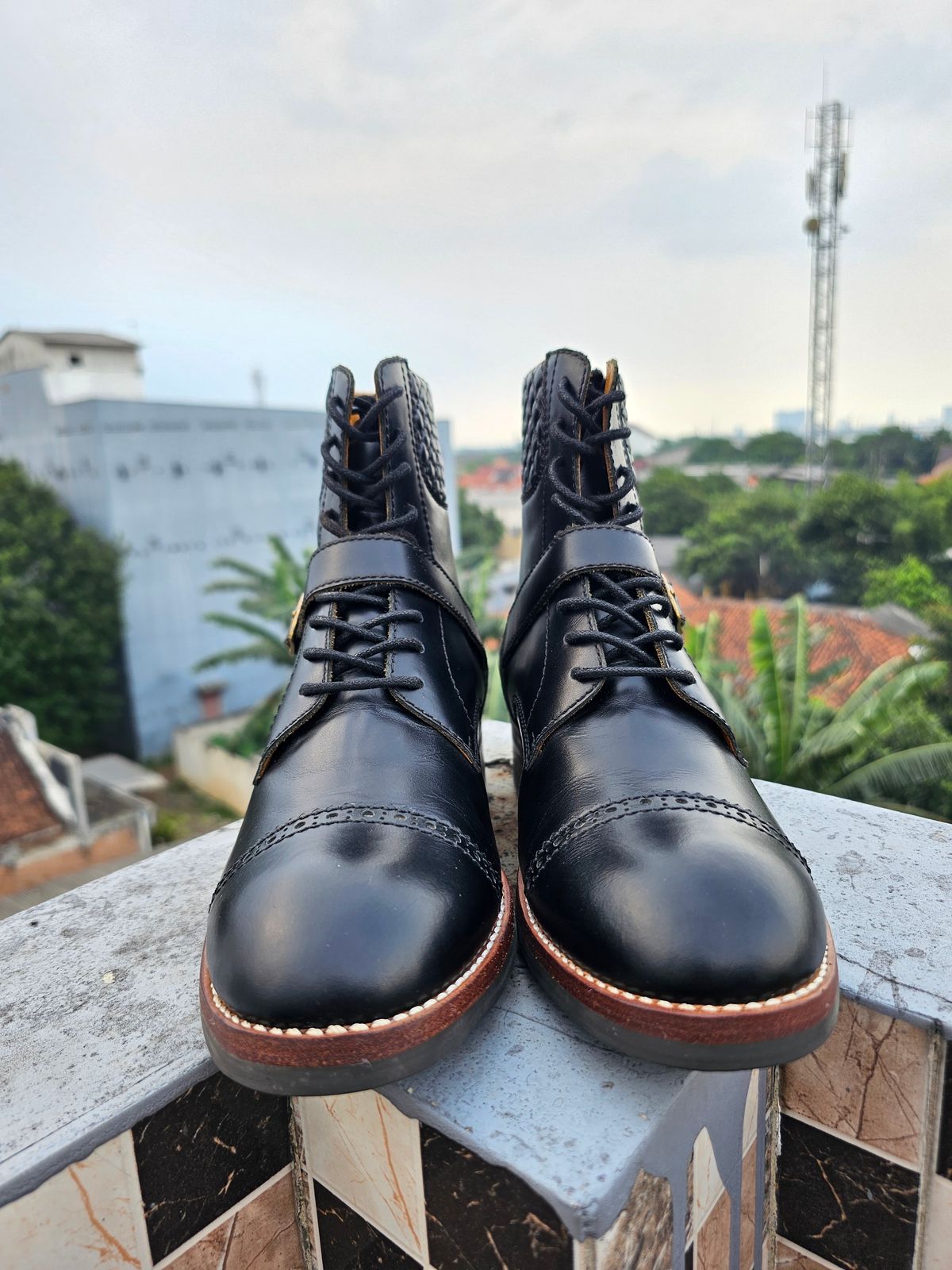 Photo by ramadhan on September 30, 2025 of the Minen Leather Custom Model in Indonesian Black Pull Up.
