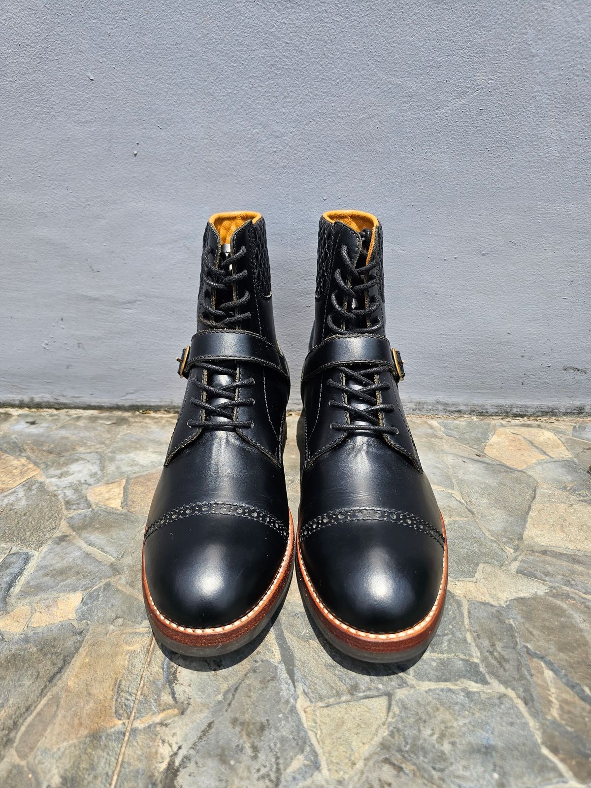 Photo by ramadhan on October 1, 2025 of the Minen Leather Custom Model in Indonesian Black Pull Up.