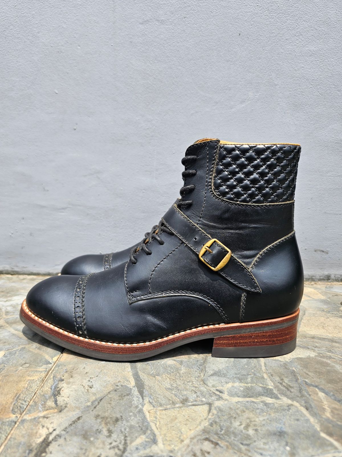 Photo by ramadhan on October 1, 2025 of the Minen Leather Custom Model in Indonesian Black Pull Up.