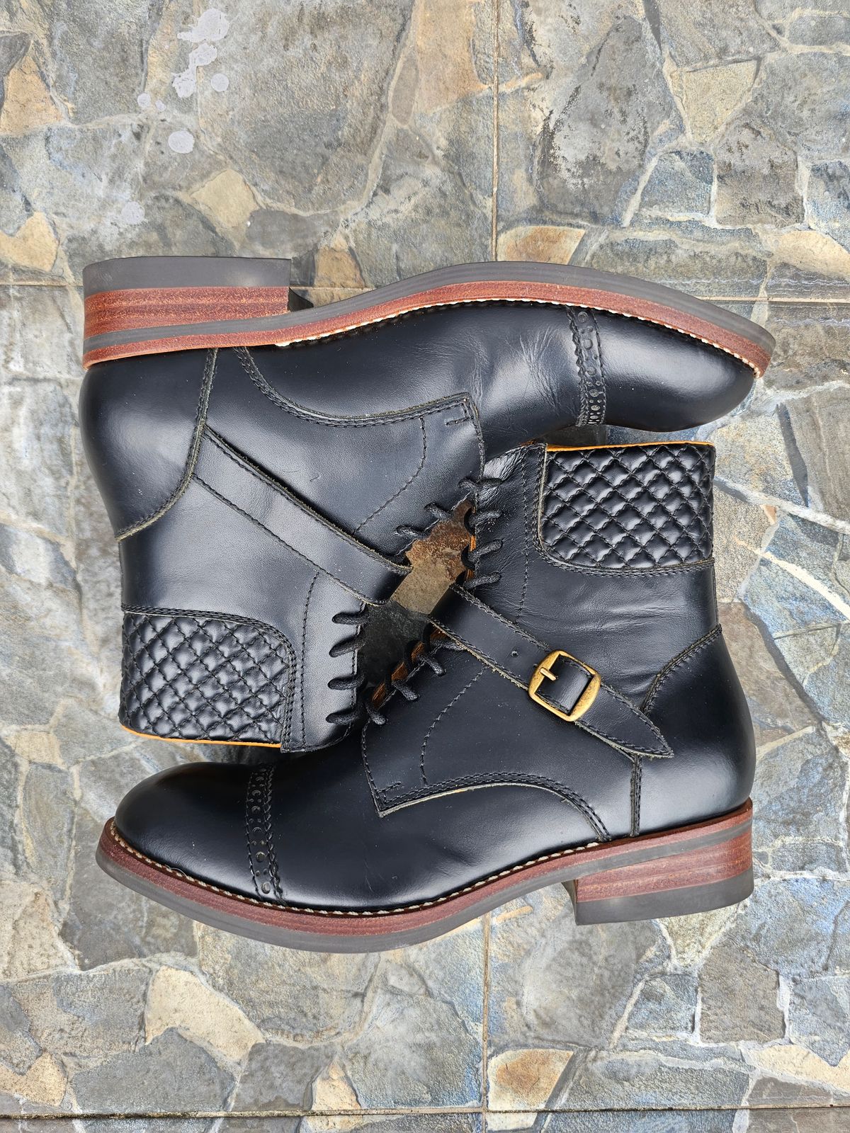 Photo by ramadhan on October 1, 2025 of the Minen Leather Custom Model in Indonesian Black Pull Up.