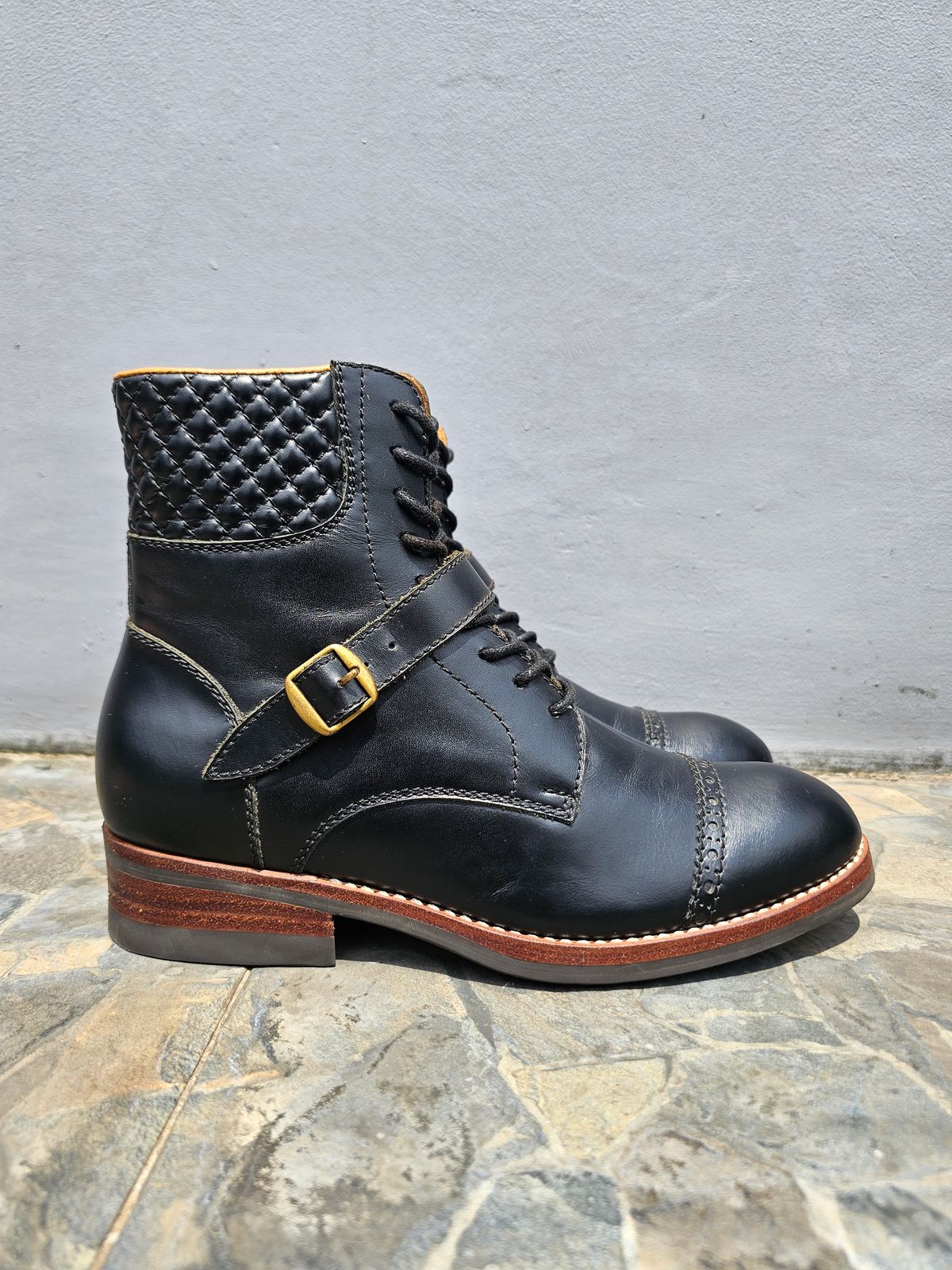 Photo by ramadhan on October 1, 2025 of the Minen Leather Custom Model in Indonesian Black Pull Up.