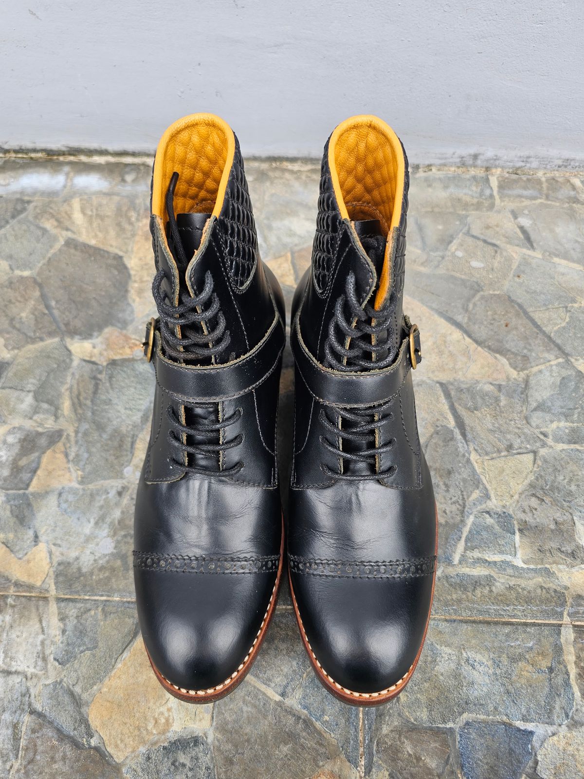 Photo by ramadhan on October 1, 2025 of the Minen Leather Custom Model in Indonesian Black Pull Up.