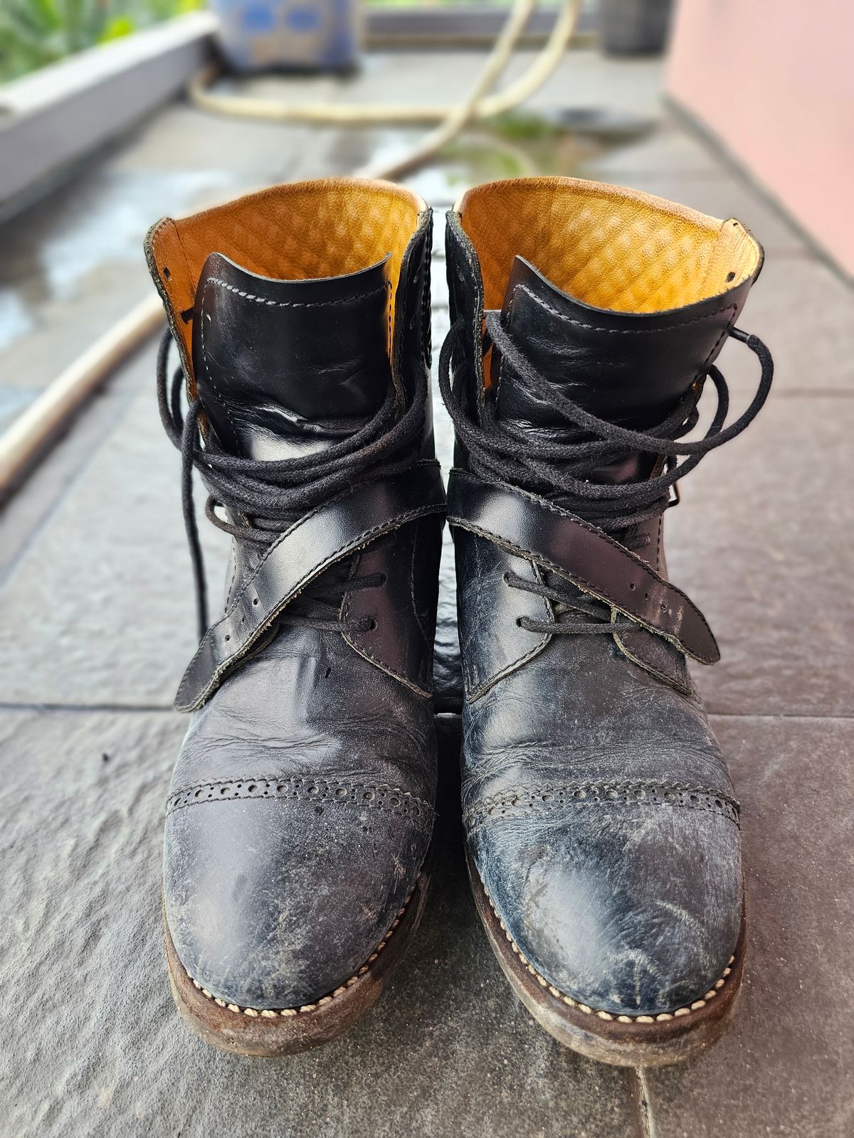 Photo by ramadhan on October 17, 2025 of the Minen Leather Custom Model in Indonesian Black Pull Up.