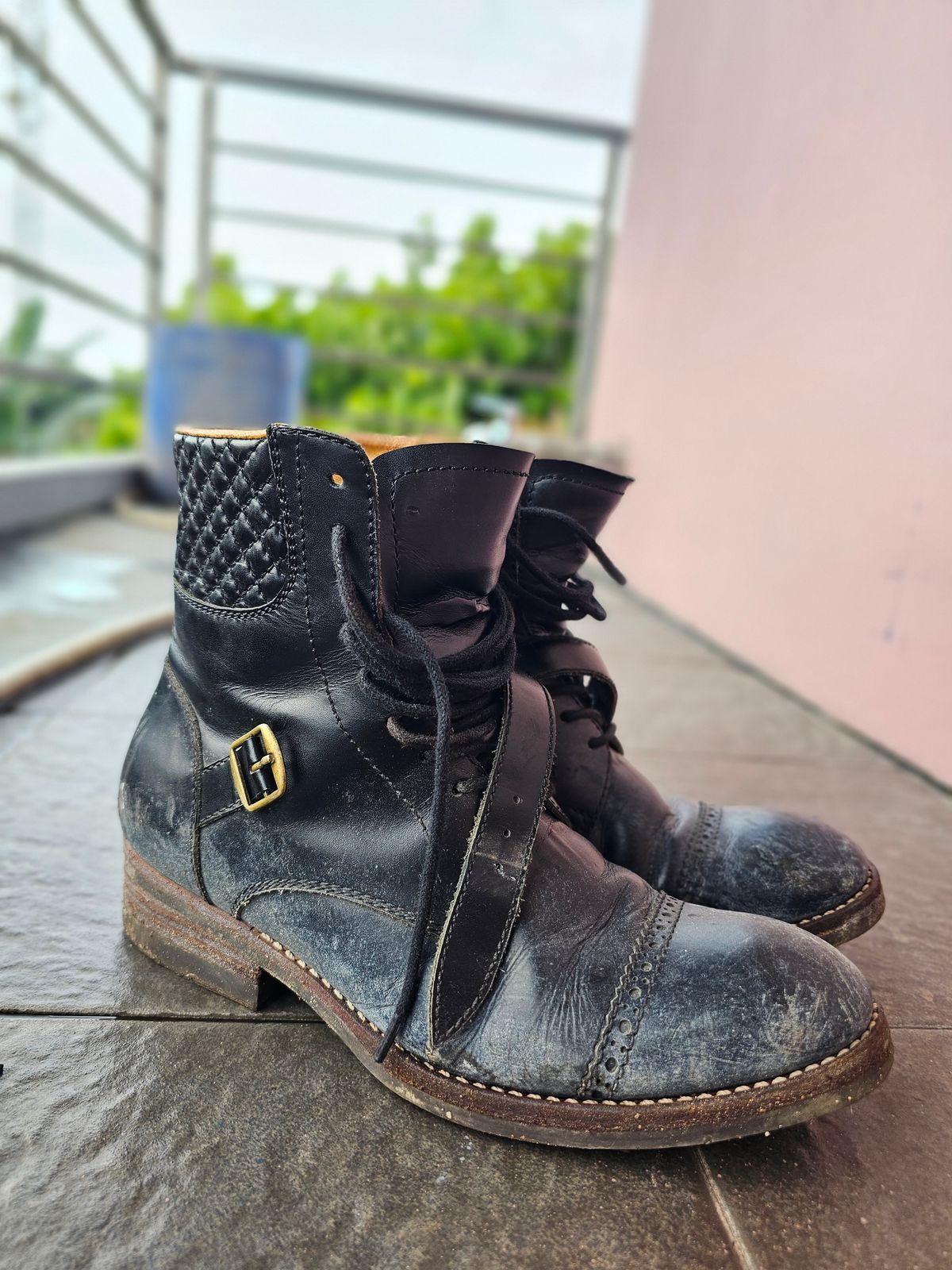 Photo by ramadhan on October 17, 2025 of the Minen Leather Custom Model in Indonesian Black Pull Up.