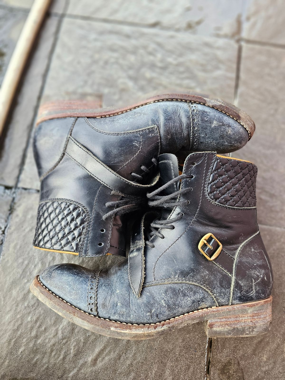 Photo by ramadhan on October 17, 2025 of the Minen Leather Custom Model in Indonesian Black Pull Up.