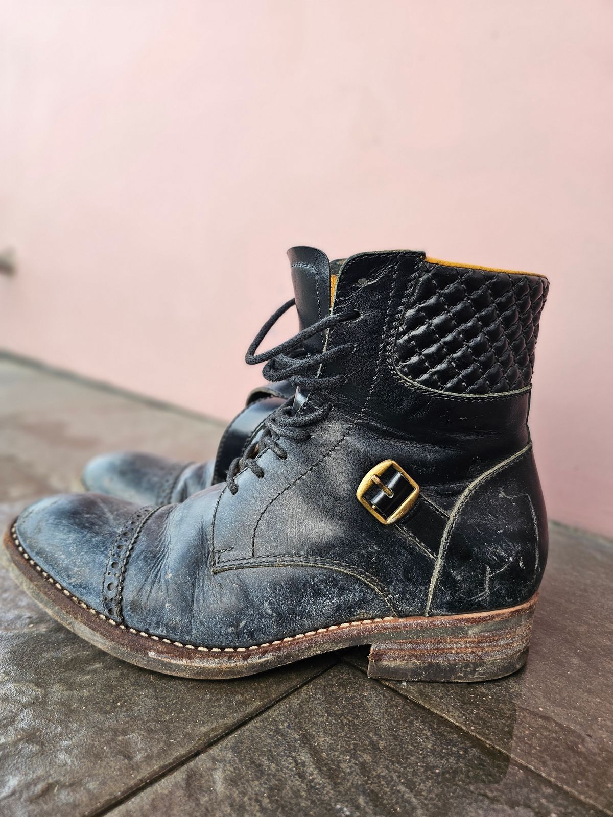 Photo by ramadhan on October 17, 2025 of the Minen Leather Custom Model in Indonesian Black Pull Up.