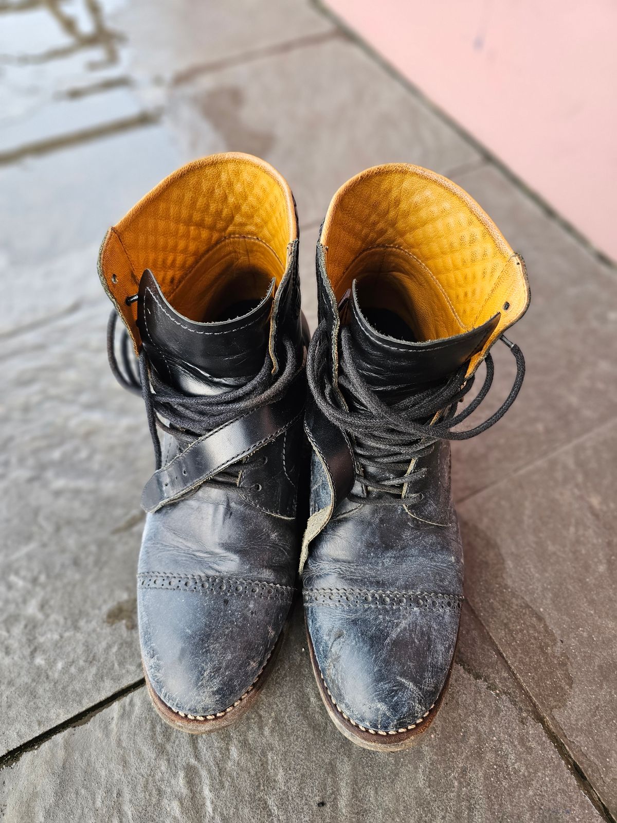 Photo by ramadhan on October 17, 2025 of the Minen Leather Custom Model in Indonesian Black Pull Up.