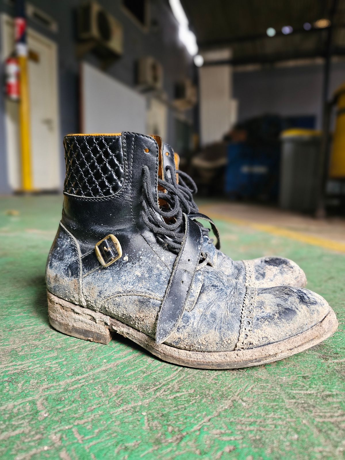 Photo by ramadhan on November 20, 2025 of the Minen Leather Custom Model in Indonesian Black Pull Up.