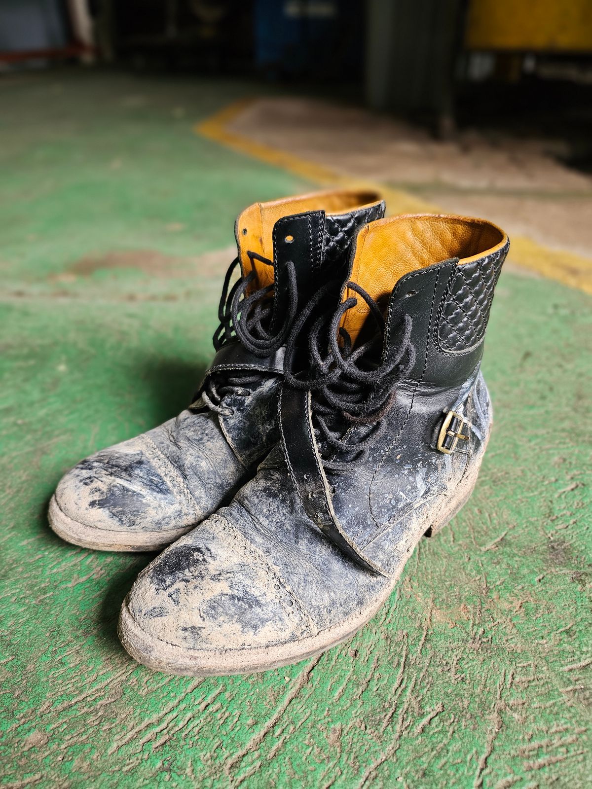 Photo by ramadhan on November 20, 2025 of the Minen Leather Custom Model in Indonesian Black Pull Up.